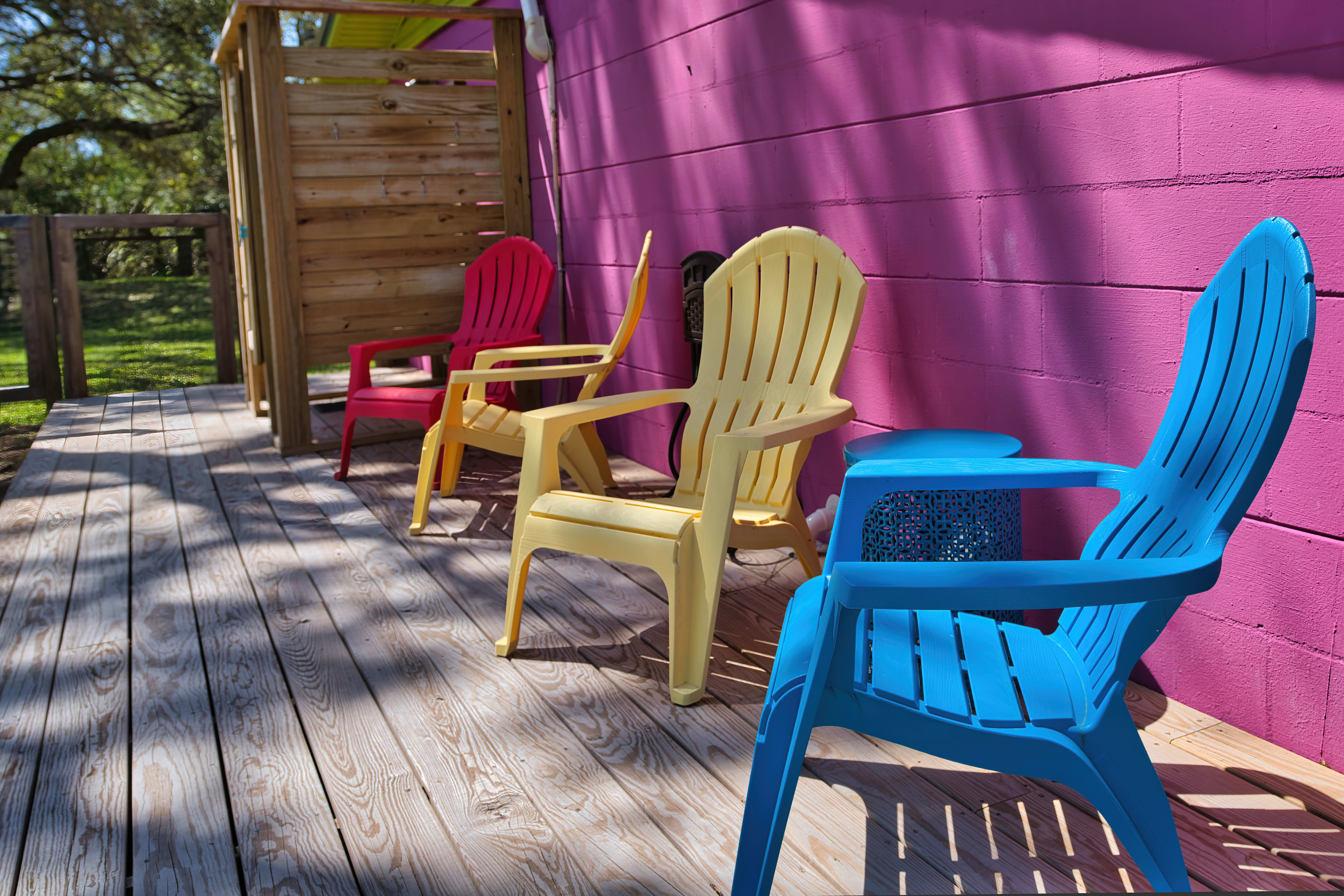 Side deck with seating and an outdoor shower