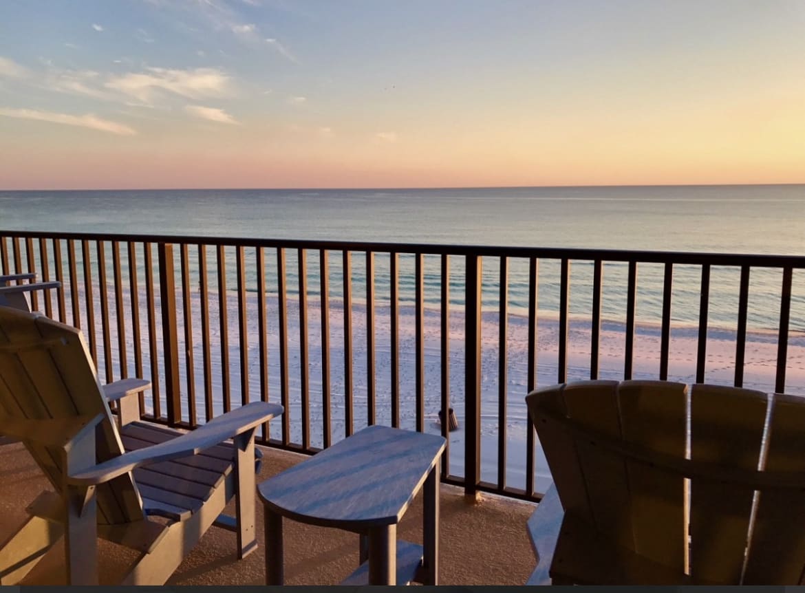 Low 4th Floor/Right on the Sand!