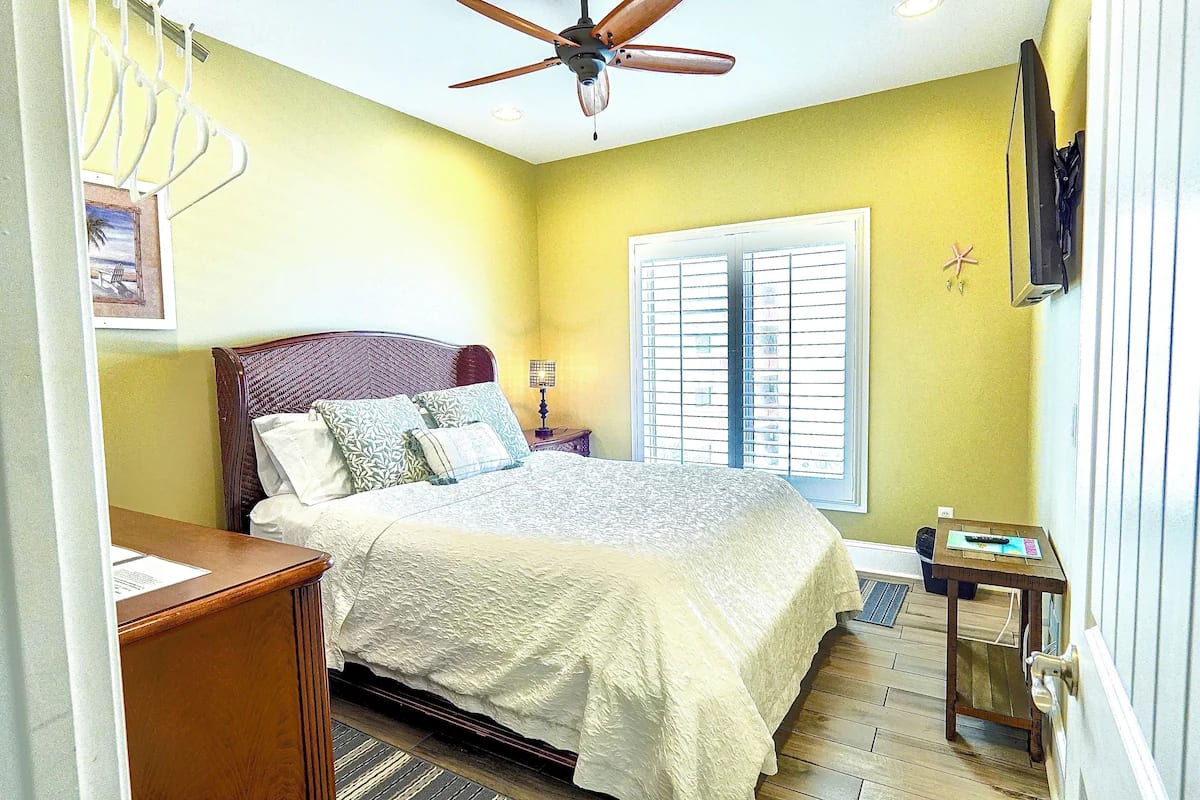 Queen bedroom on the third floor.