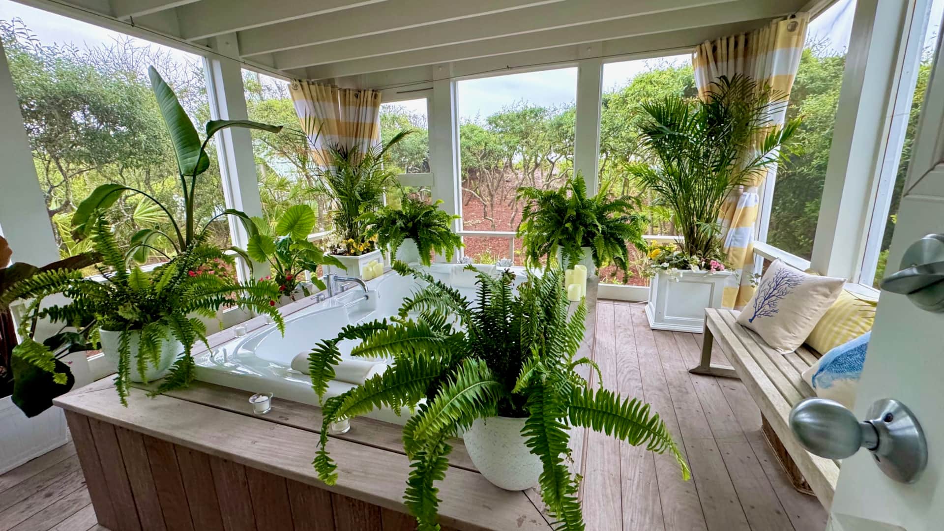 Master Bedroom Balcony/Tub