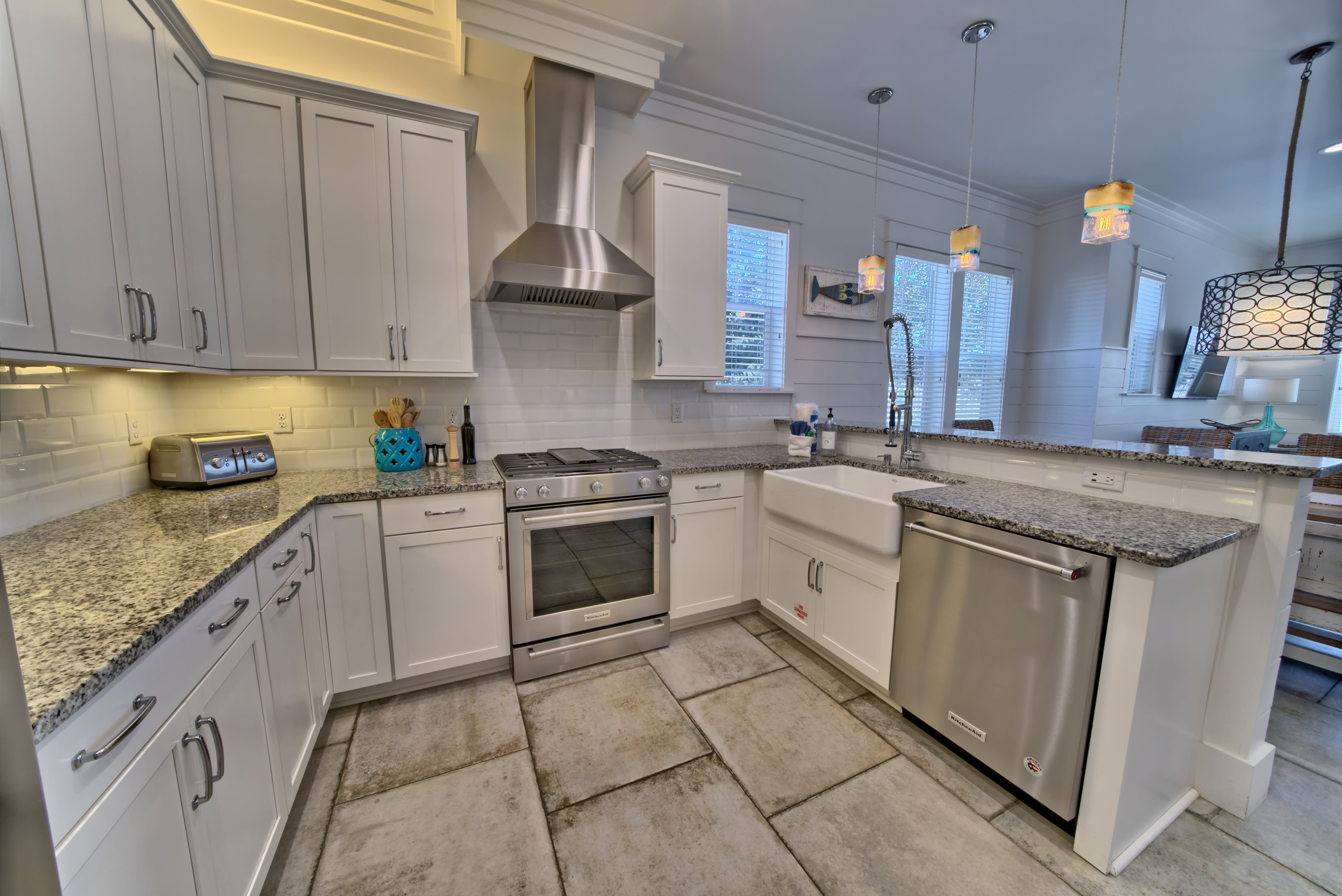 FULLY EQUIPPED KITCHEN WITH EVERYTHING YOU NEED TO COOK ANY MEAL