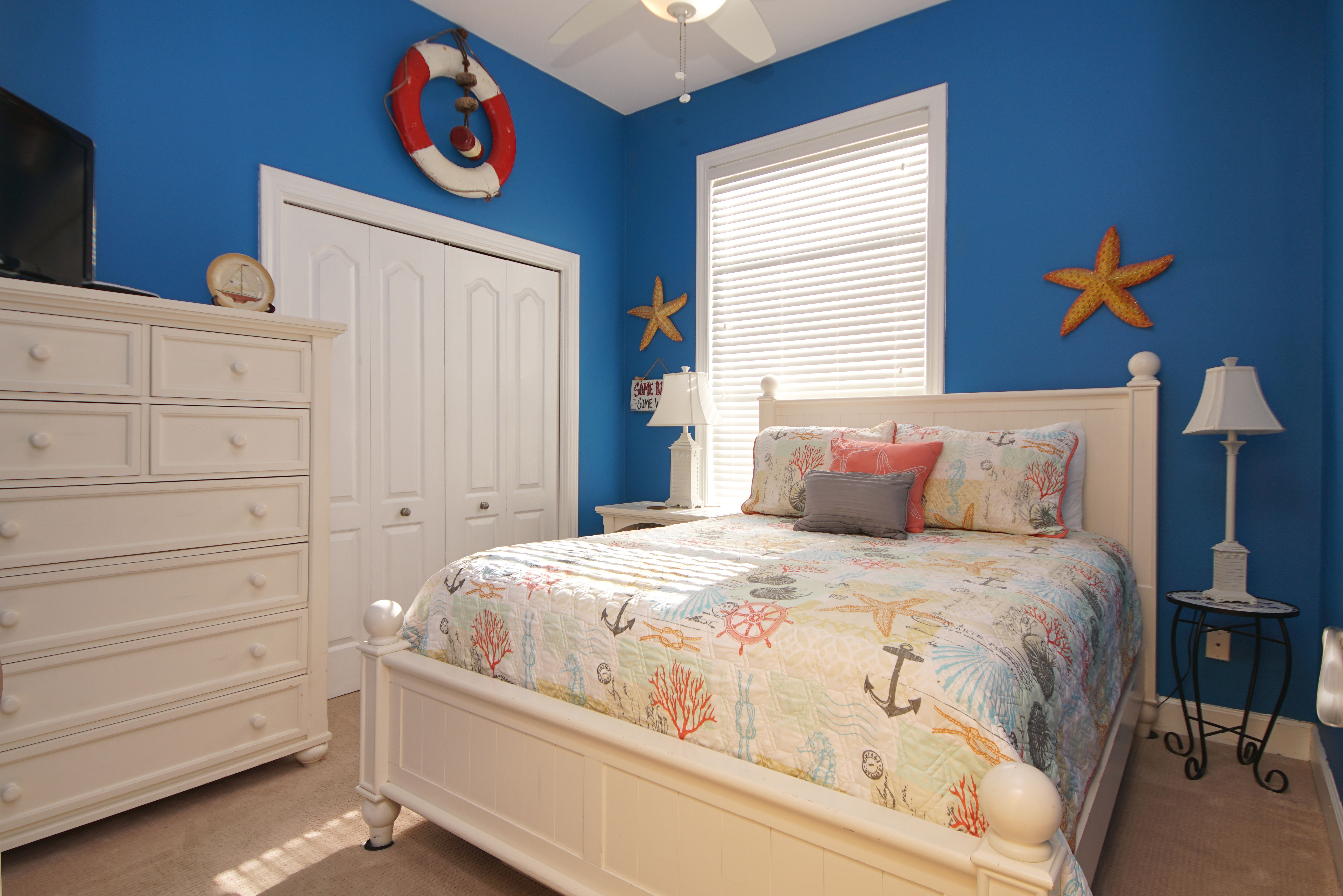 Guest bedroom with queen size bed