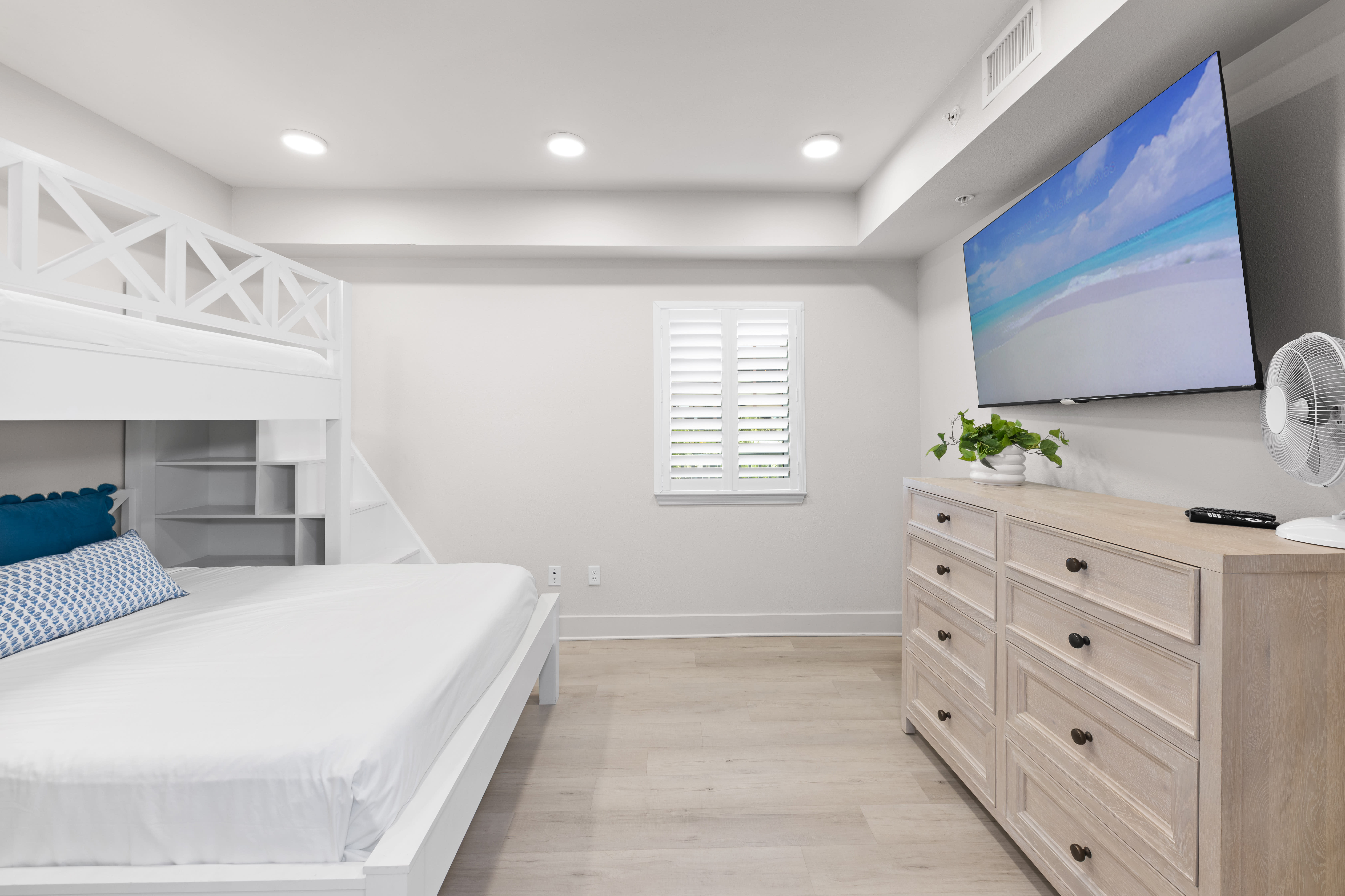 Bunk Bedroom with queen bed and twin size bunk. 50 inch streaming TV