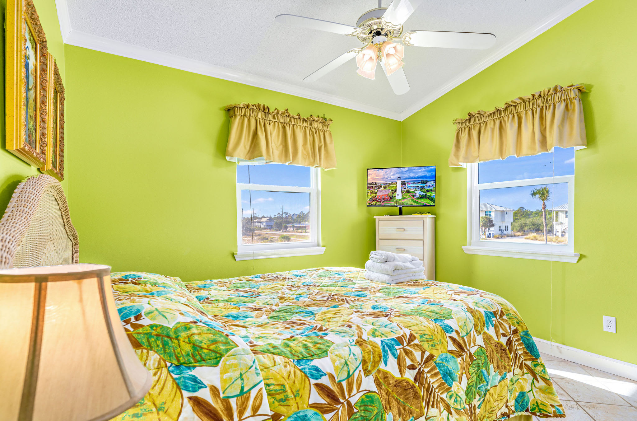 Queen Bedroom Facing the Pool