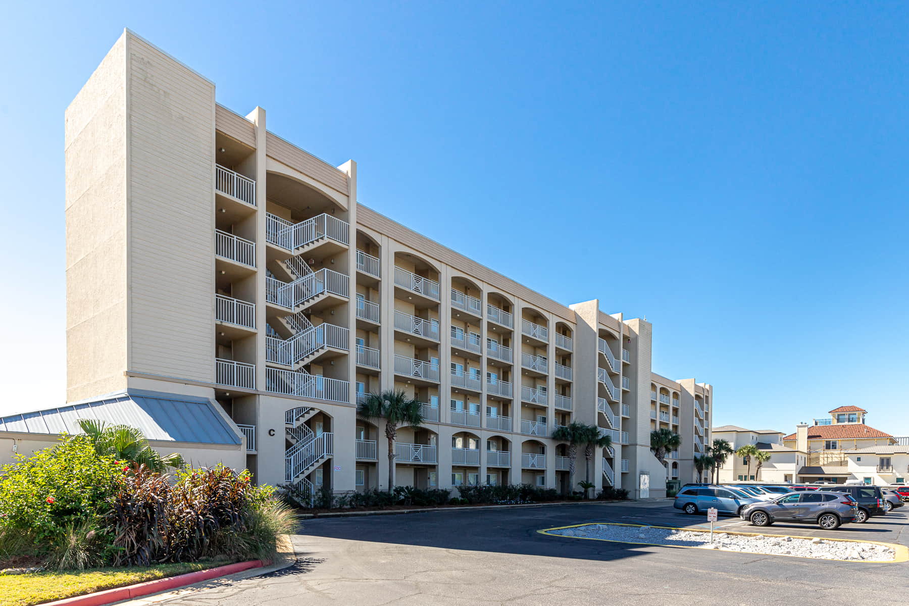 Low-rise complex = avoid the crowd!