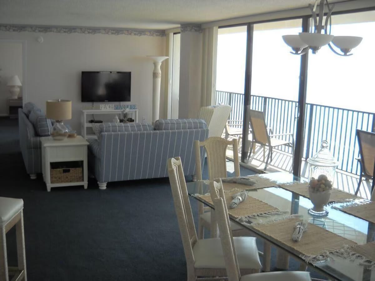 SPACIOUS LIVING AREA WITH LARGE SMART TV AND COX CABLE