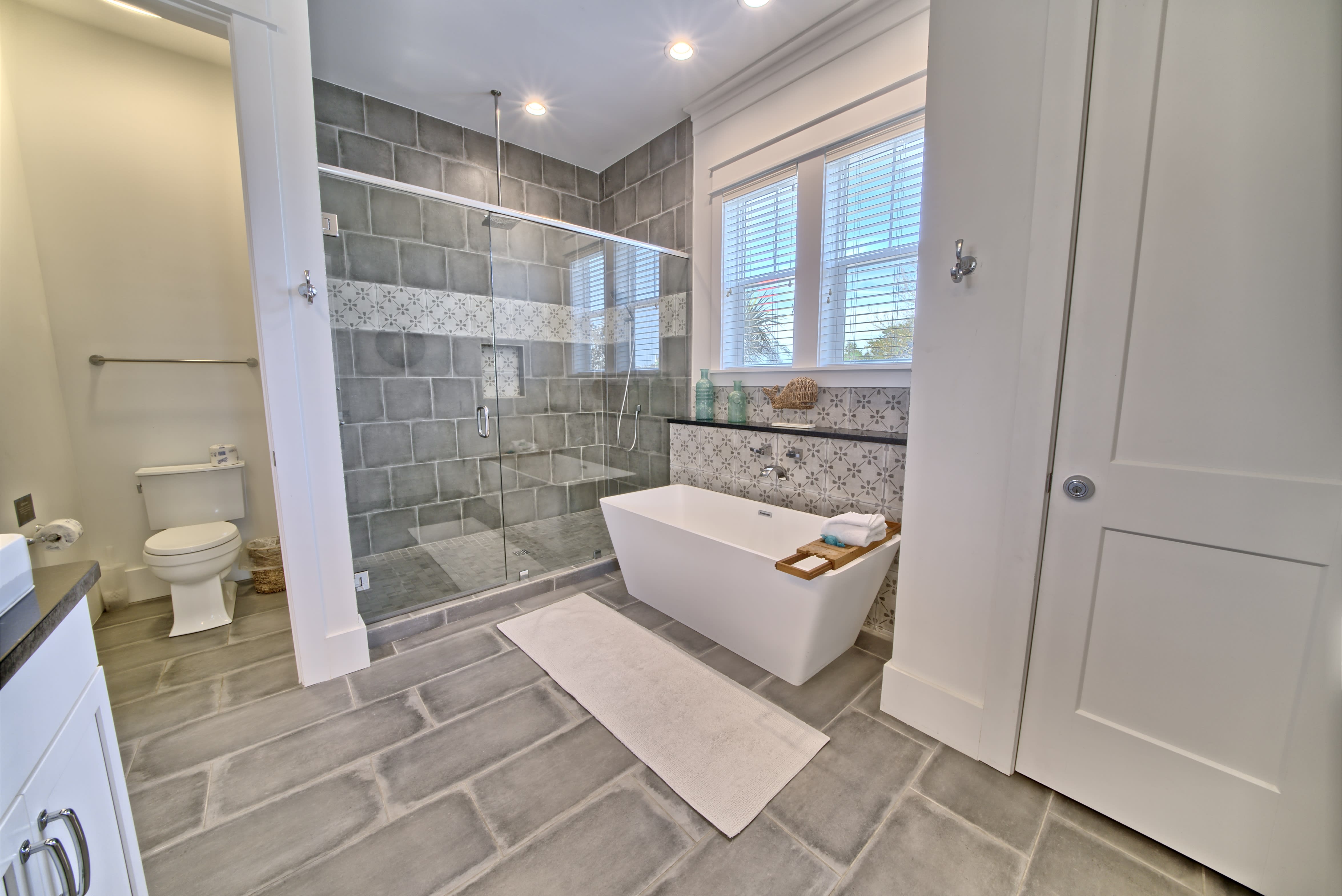 2ND FLOOR KING ROOM BATHROOM