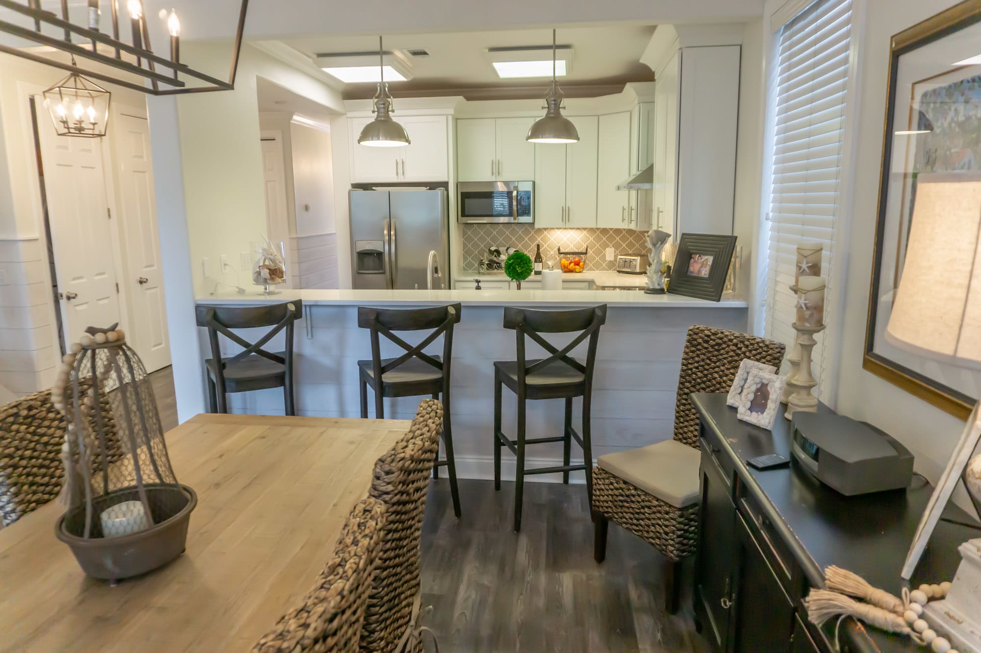 2 USB Charging ports on either side of the bar