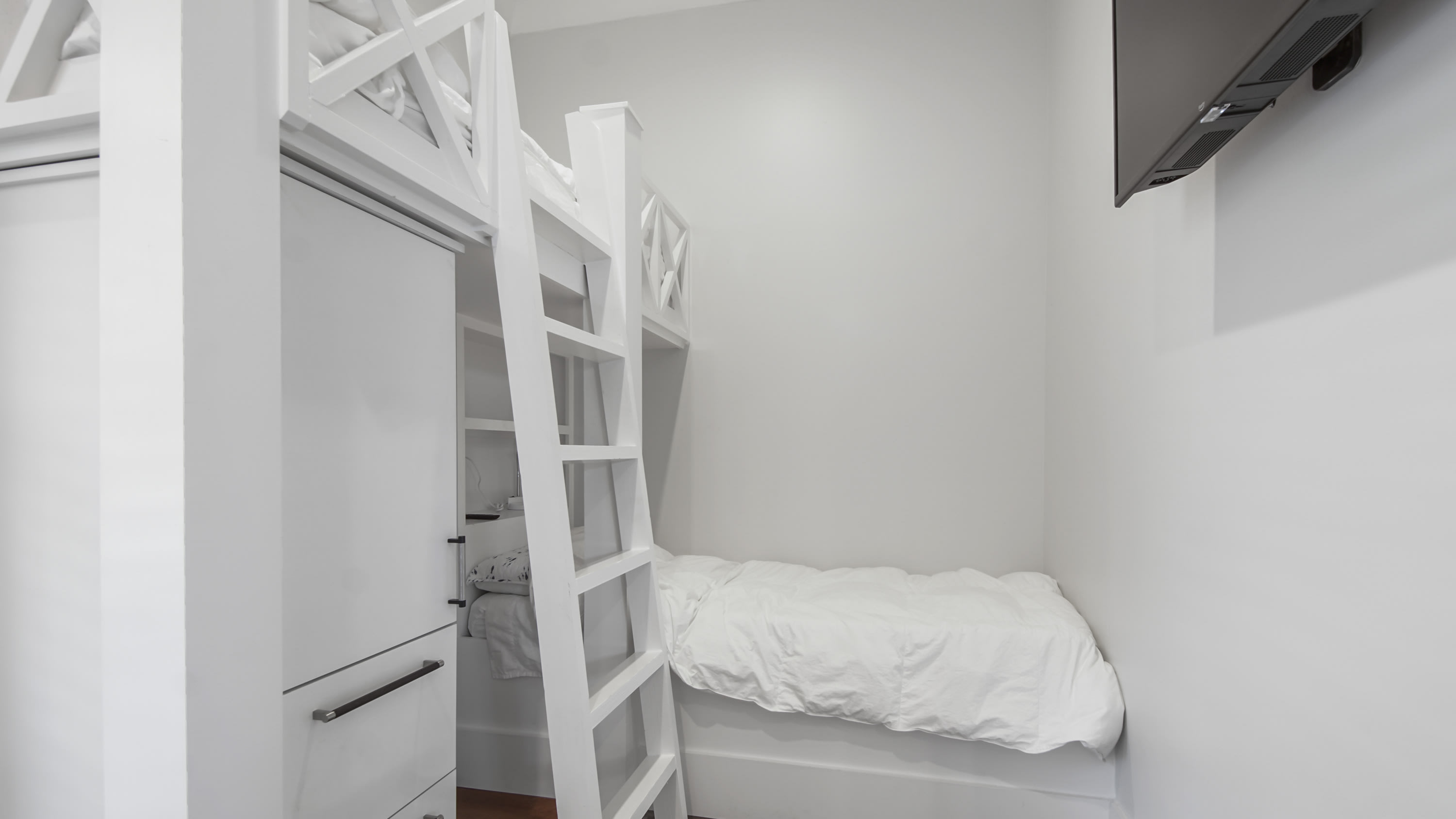 Bunk room main floor (children only)