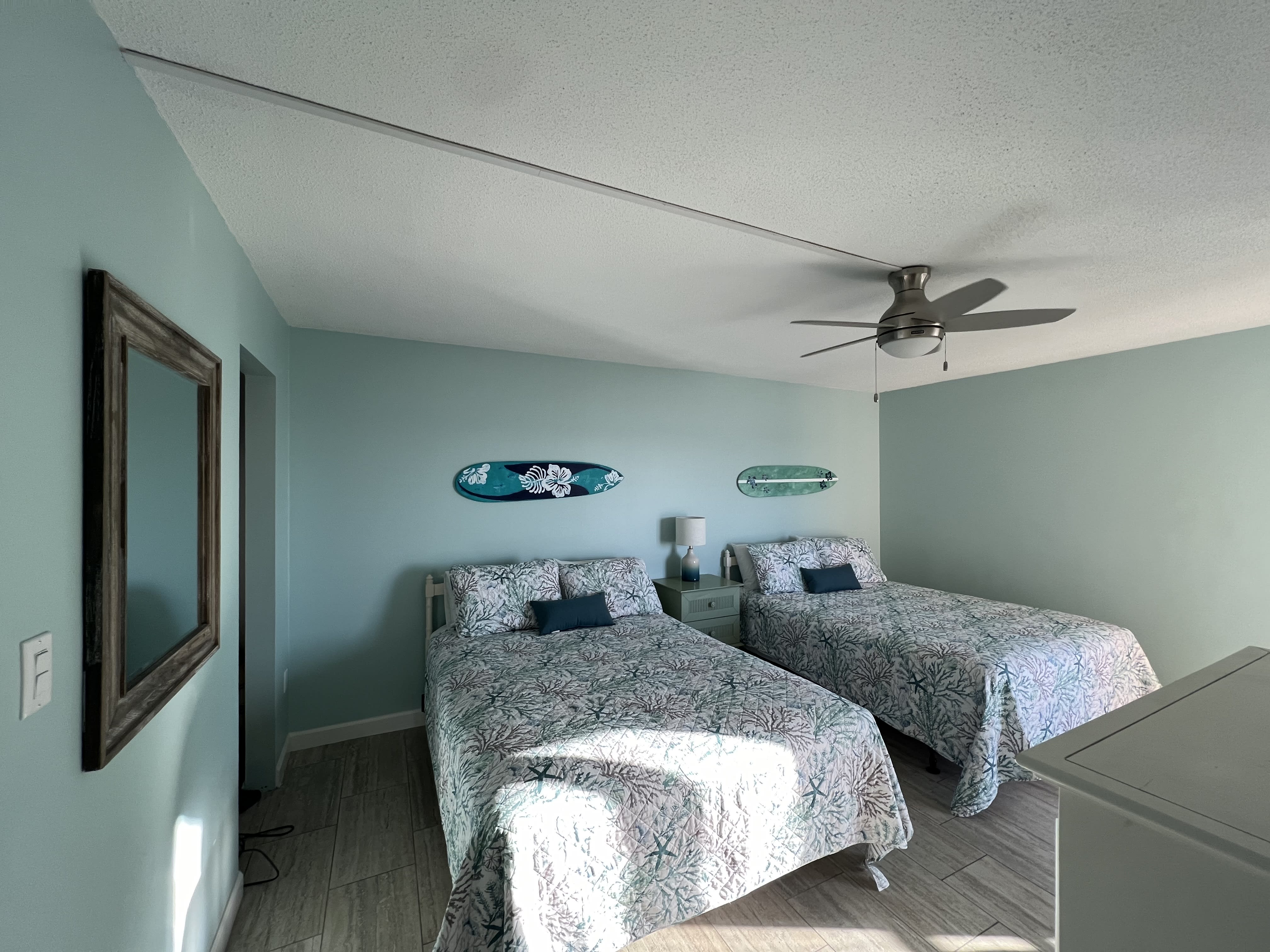 Large 2nd Bedroom w/2 Queens Beds