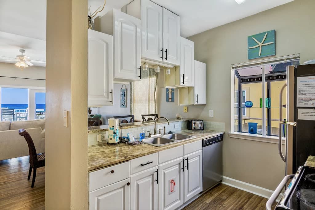 Kitchen with cookware and utensils provided!