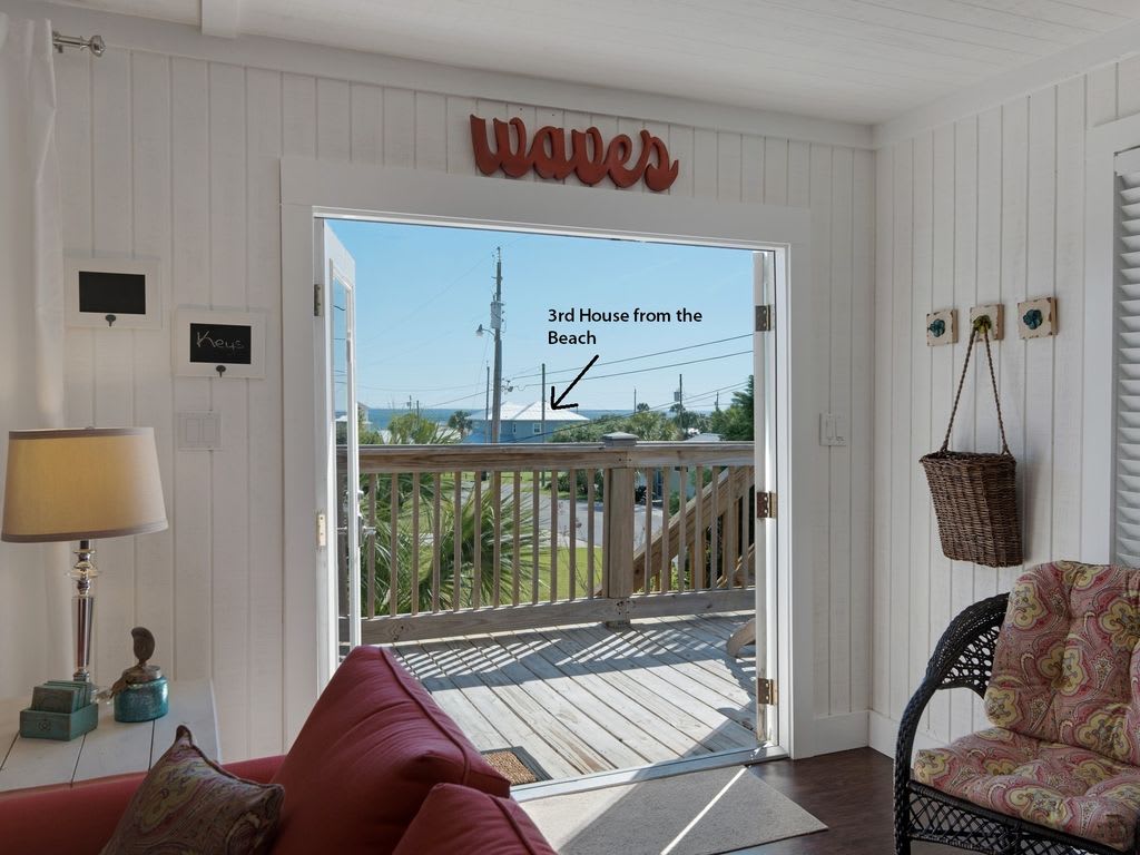 We are the 6th house from the Beach...the house with the arrow is 1/2 way 