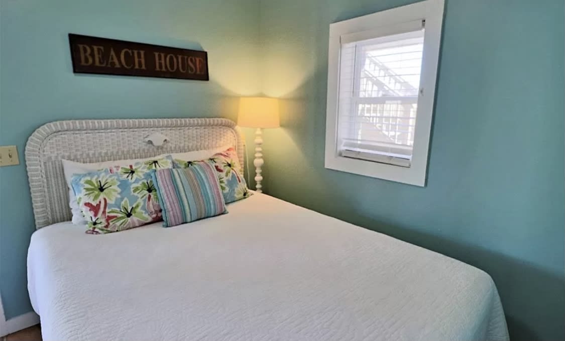 Ground Floor Queen apartment w minifridge, tv and ensuite bath w/ shower