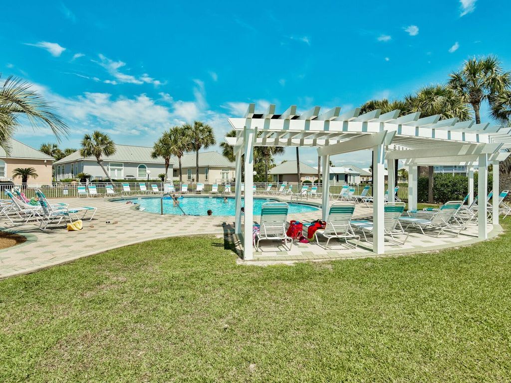 Maravilla Back Pool With Hot Tub And Barbecue Grills