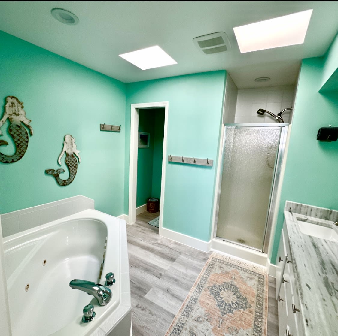 Top Floor Master Bathroom-Jacuzzi Soaker Tub/Shower-Double sinks Vanity
