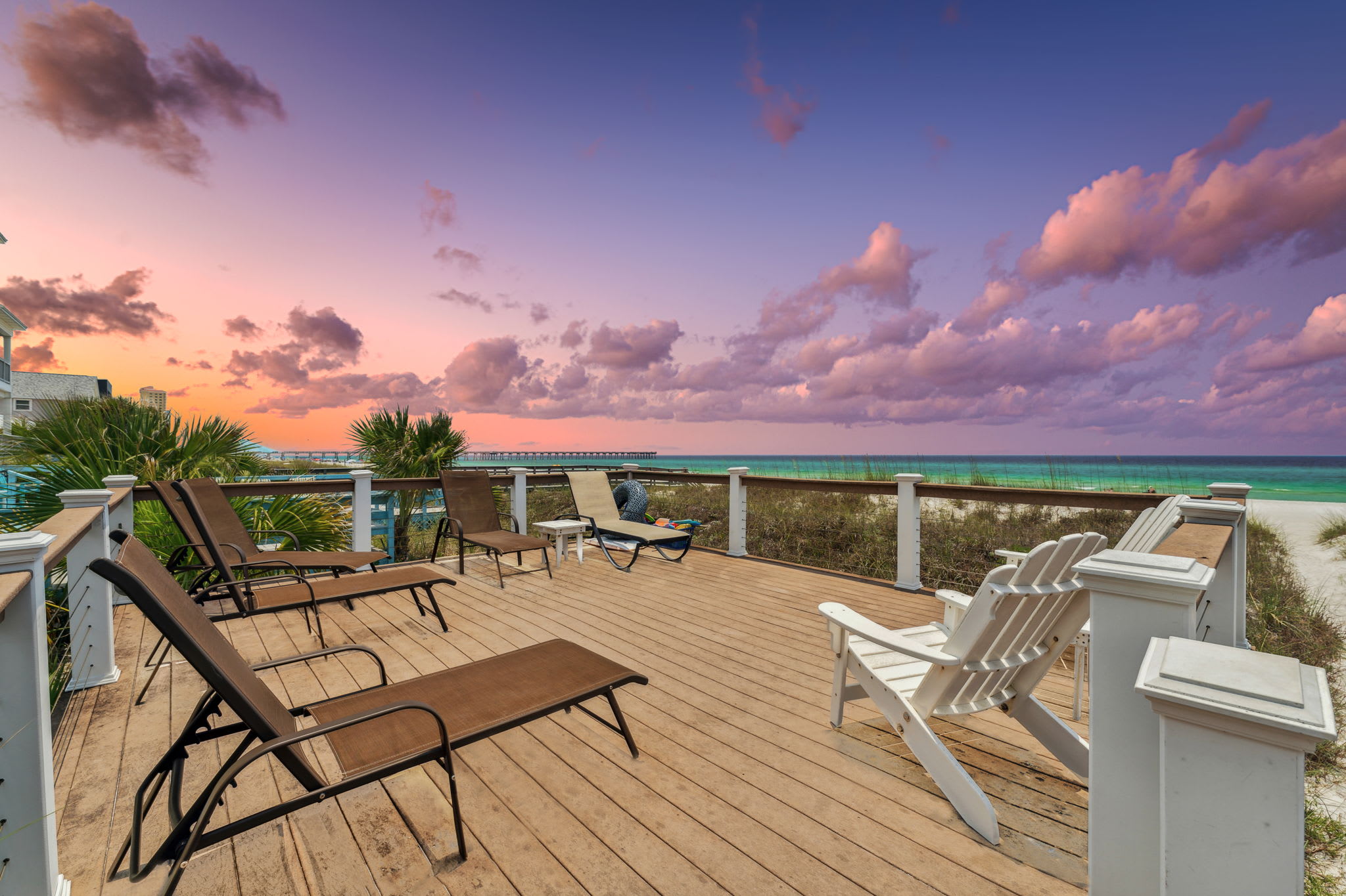 Tanning Deck between the house and the beach