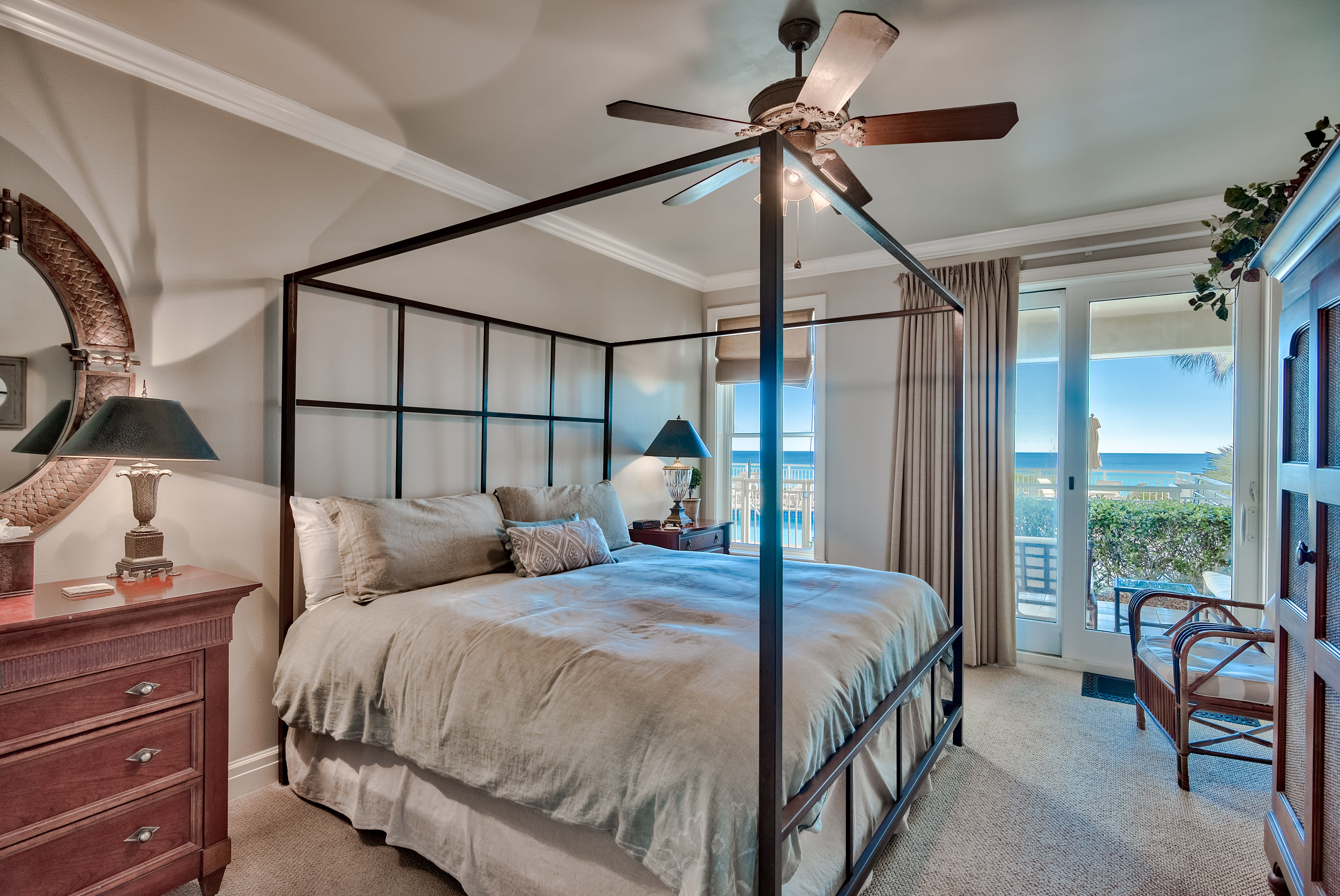 MASTER BEDROOM KINGSIZE BED