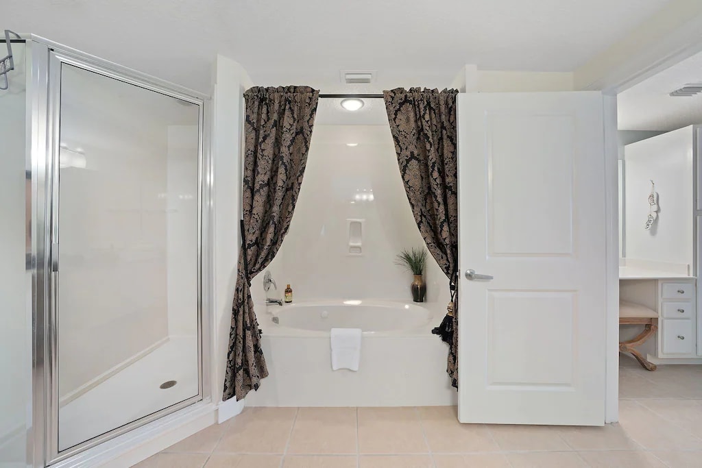Large bath tub in master bathroom