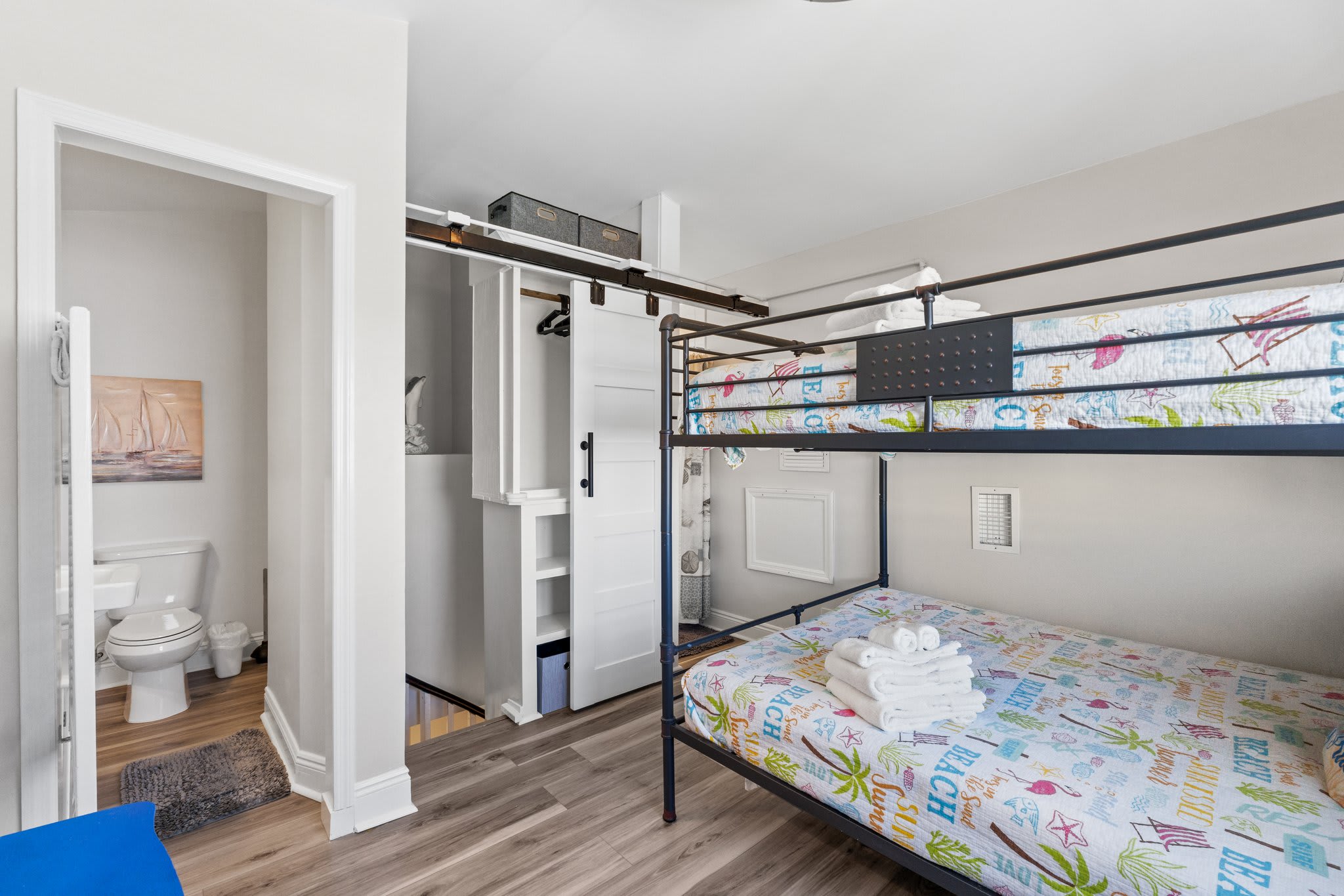 QUEEN SIZE BUNK BEDS WITH FULL BATH LOFT