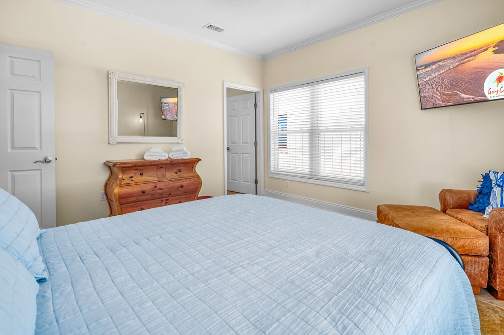 Downstairs primary queen bedroom with en-suite bath
