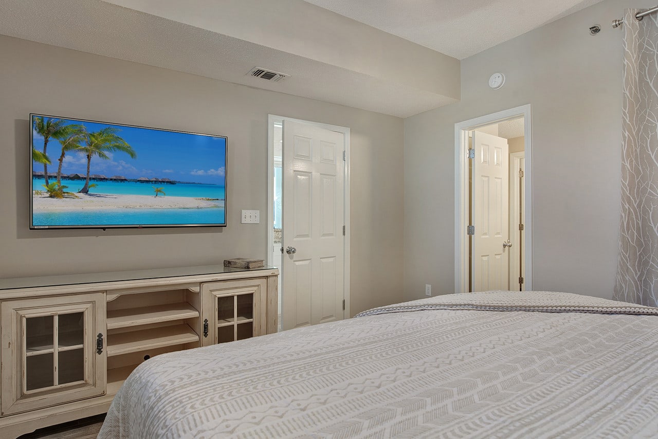 Guest King bedroom with shared attached bath