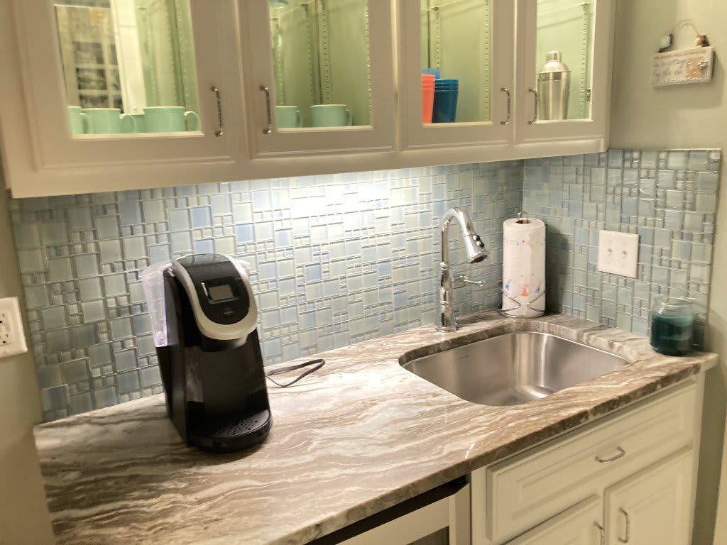 Keurig is on the middle level.  There's a full pot coffee maker on top level.