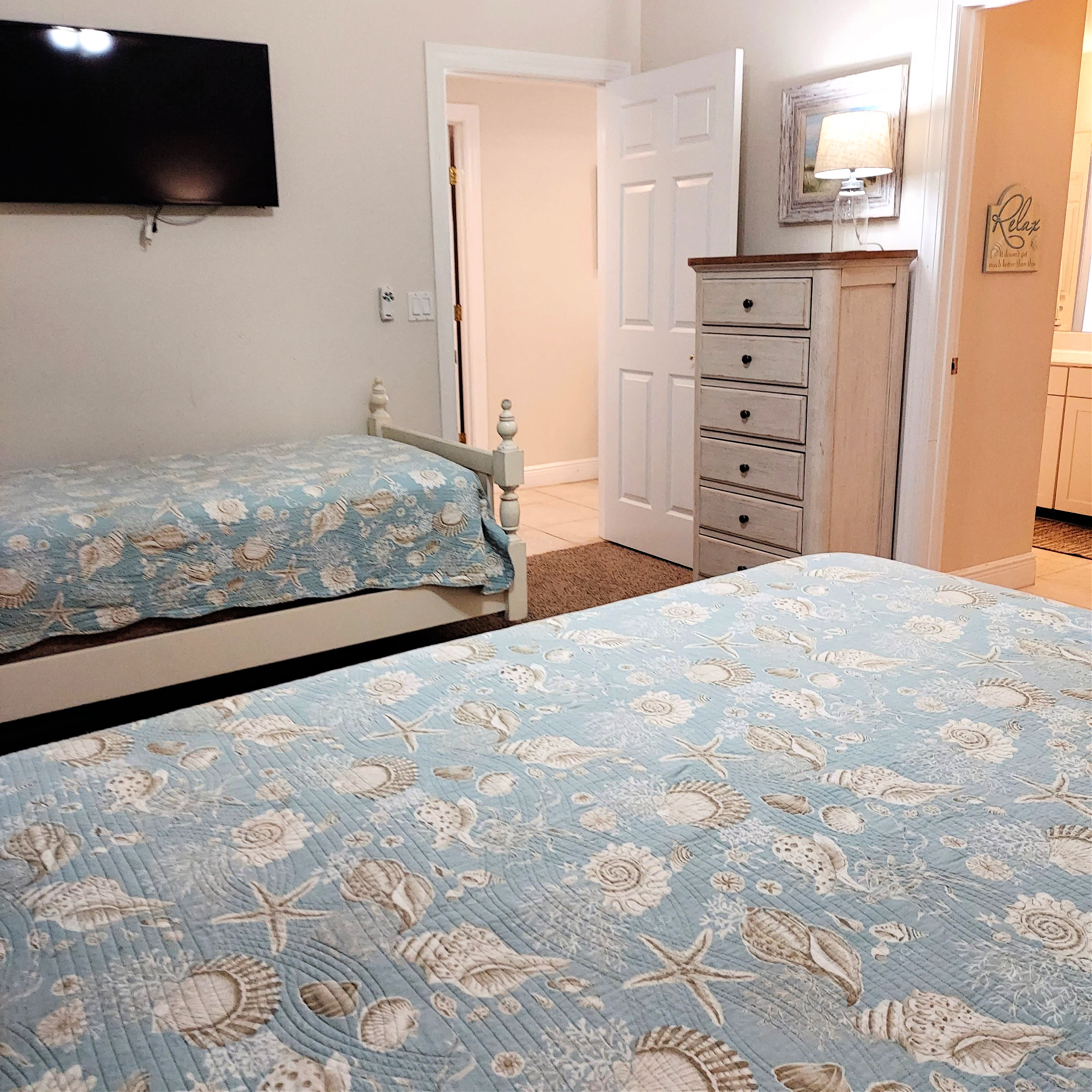 3rd King Bedroom With Twin Bed and Twin Roll Away/40in TV