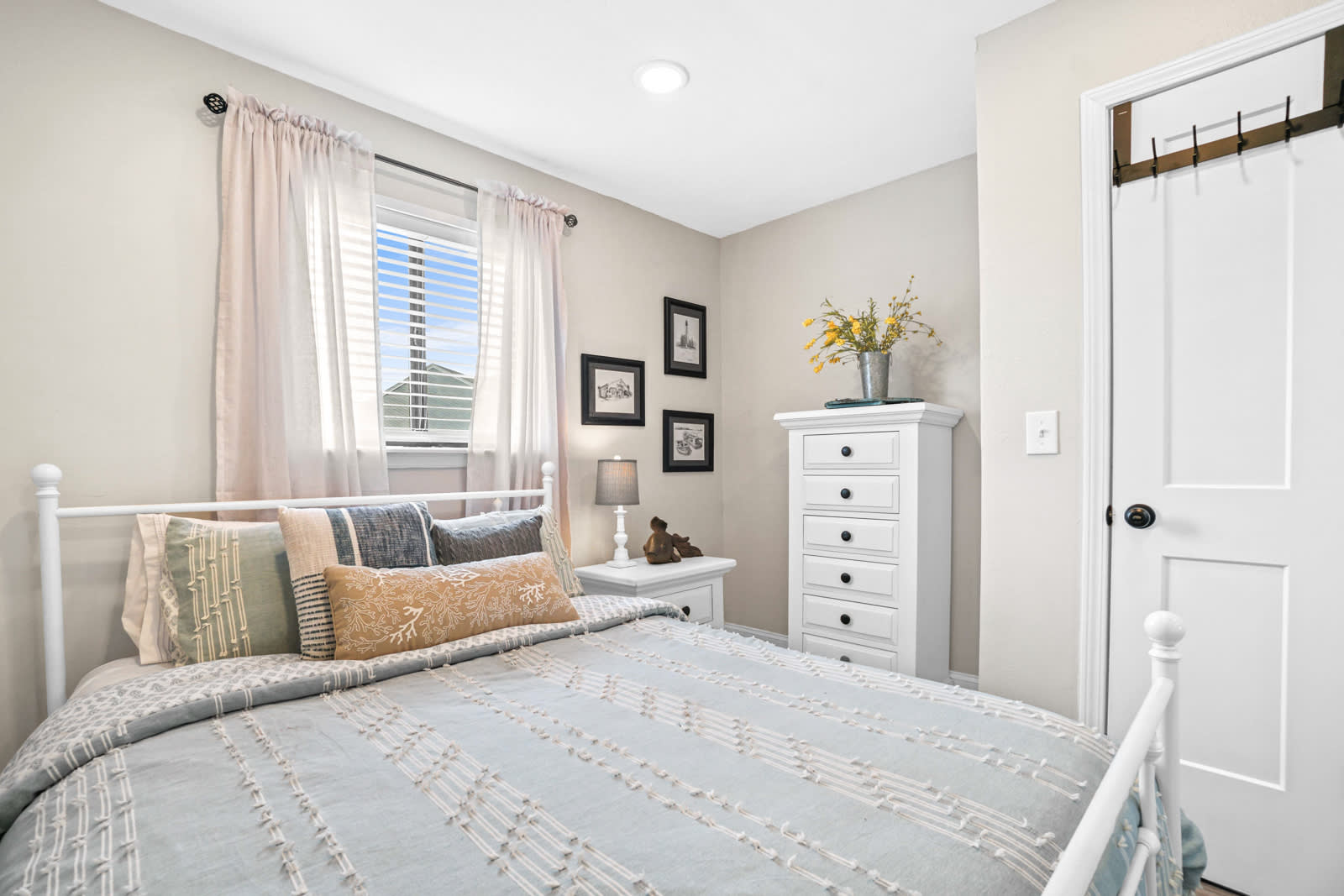 Queen on the main floor