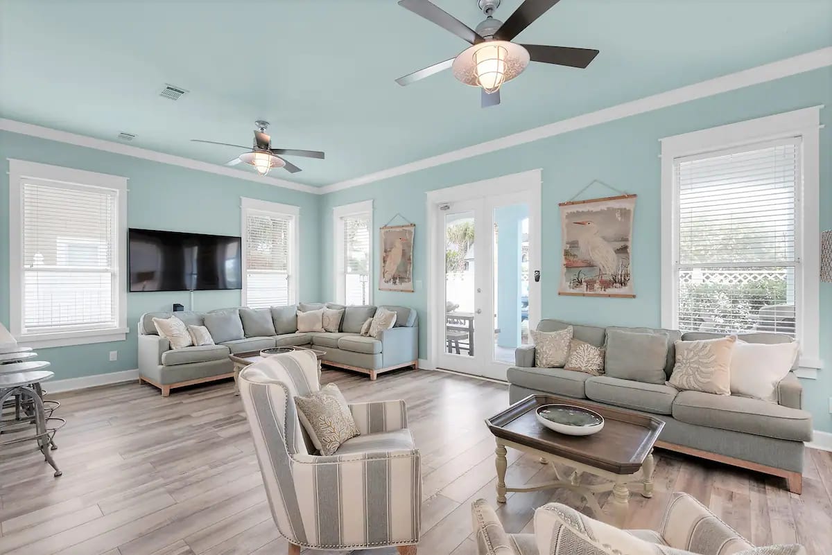 Seafoam-15 offers plenty of seating for your entire group, without cramping or crowding.