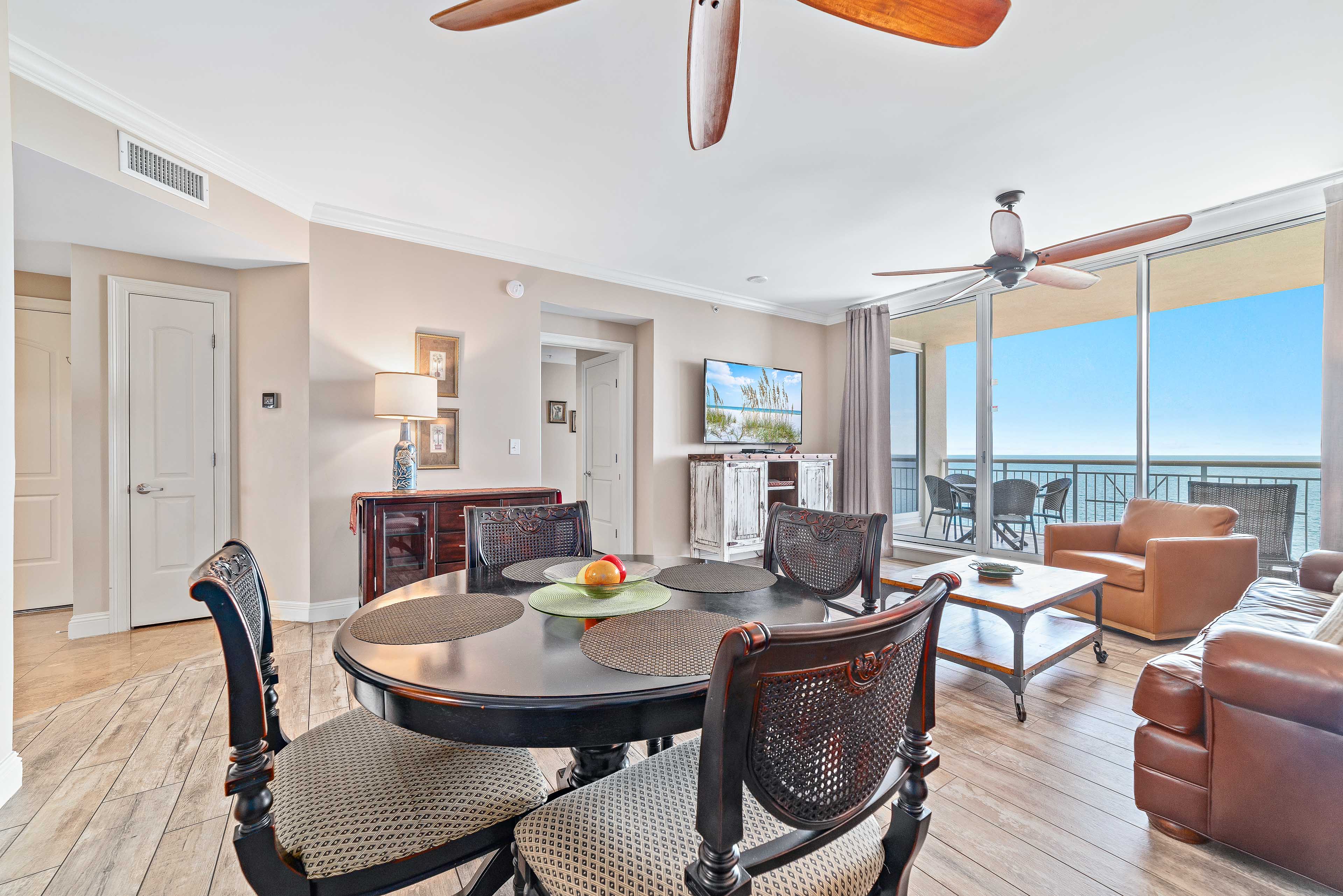 Dining for 4 (or 6 when using the extra leaf), overlooking the inviting Gulf