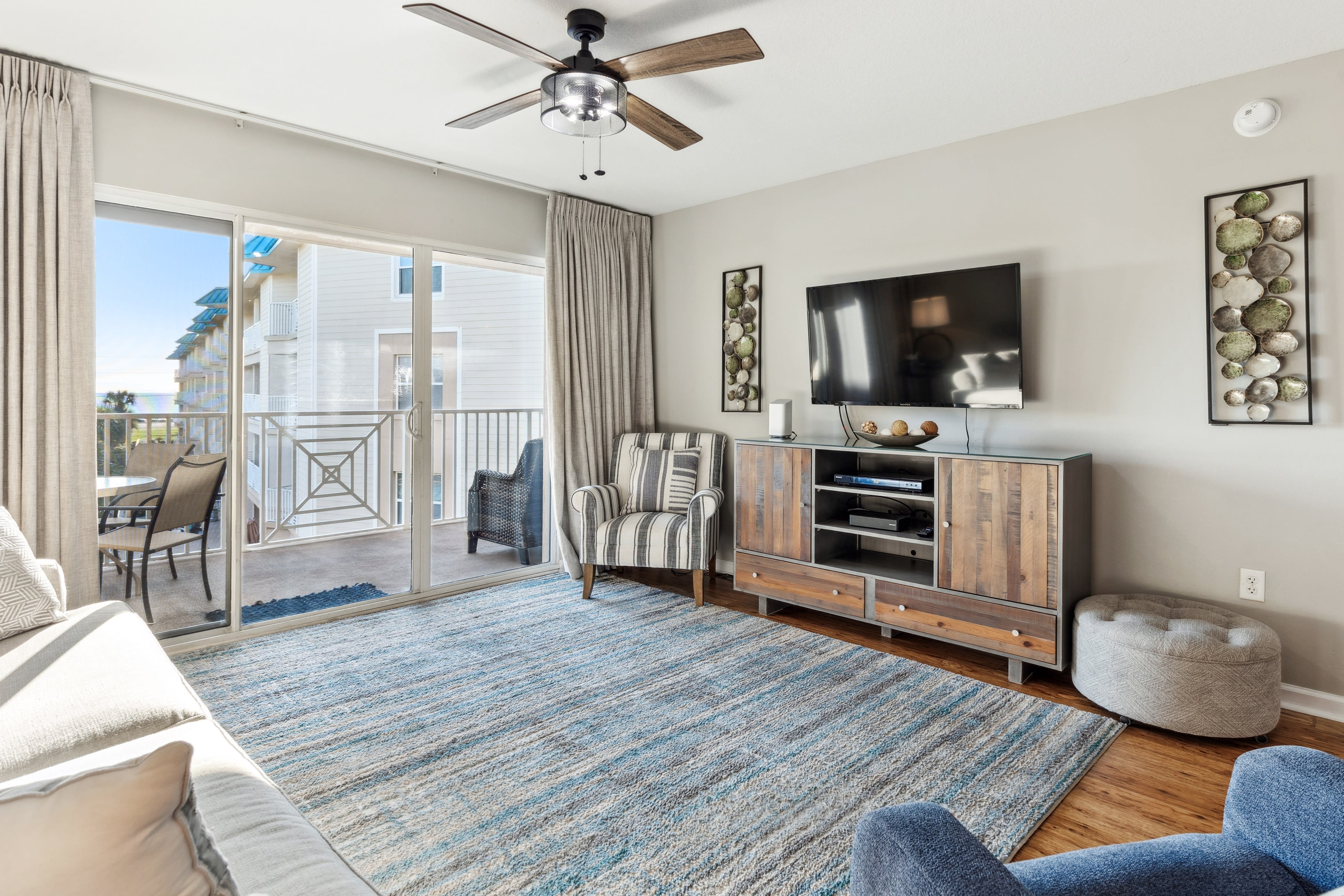 Spacious living room