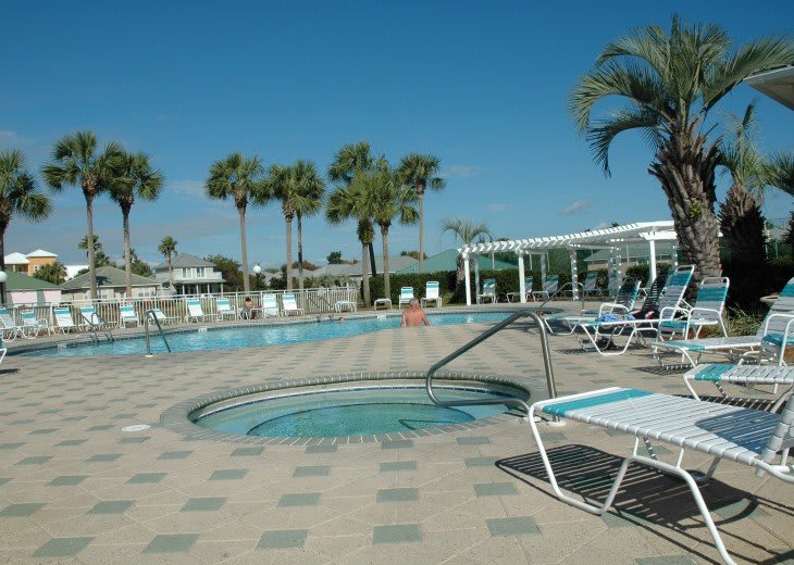 Pool with pergula and hot tub