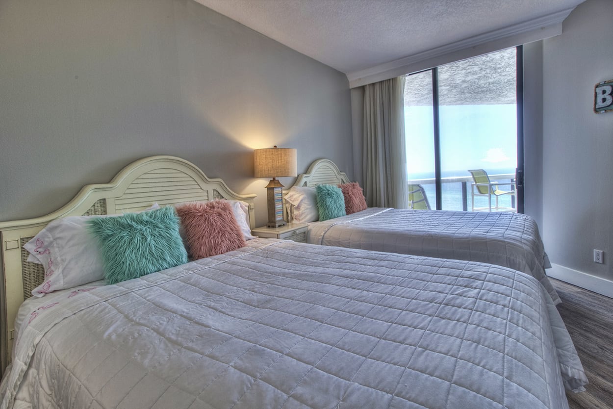 2nd Bedroom - 2 Queen Beds - 43" Flat Screen TV