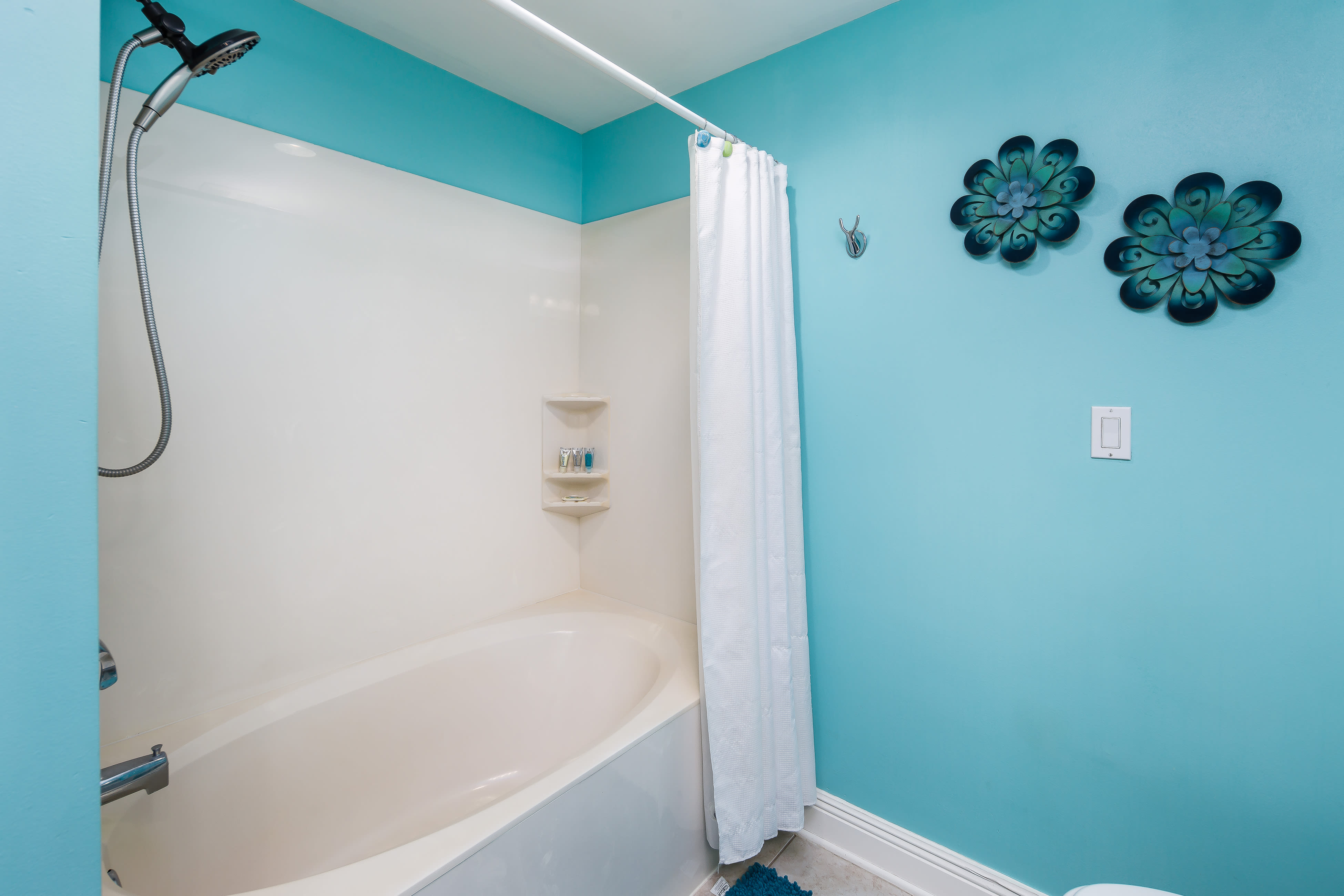 Primary bath has tub/shower combo with detachable shower head!