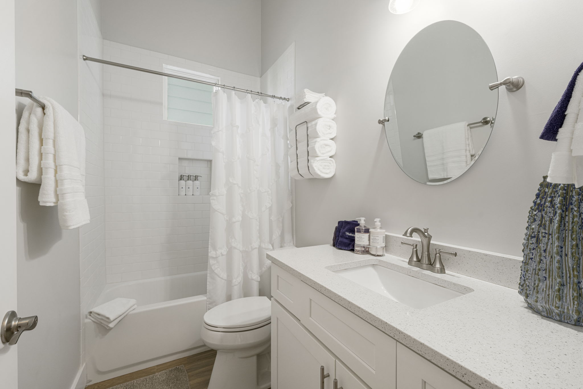 Bathroom-Shower/Tub combo-Shampoo/Conditioner/Body wash available for your stay