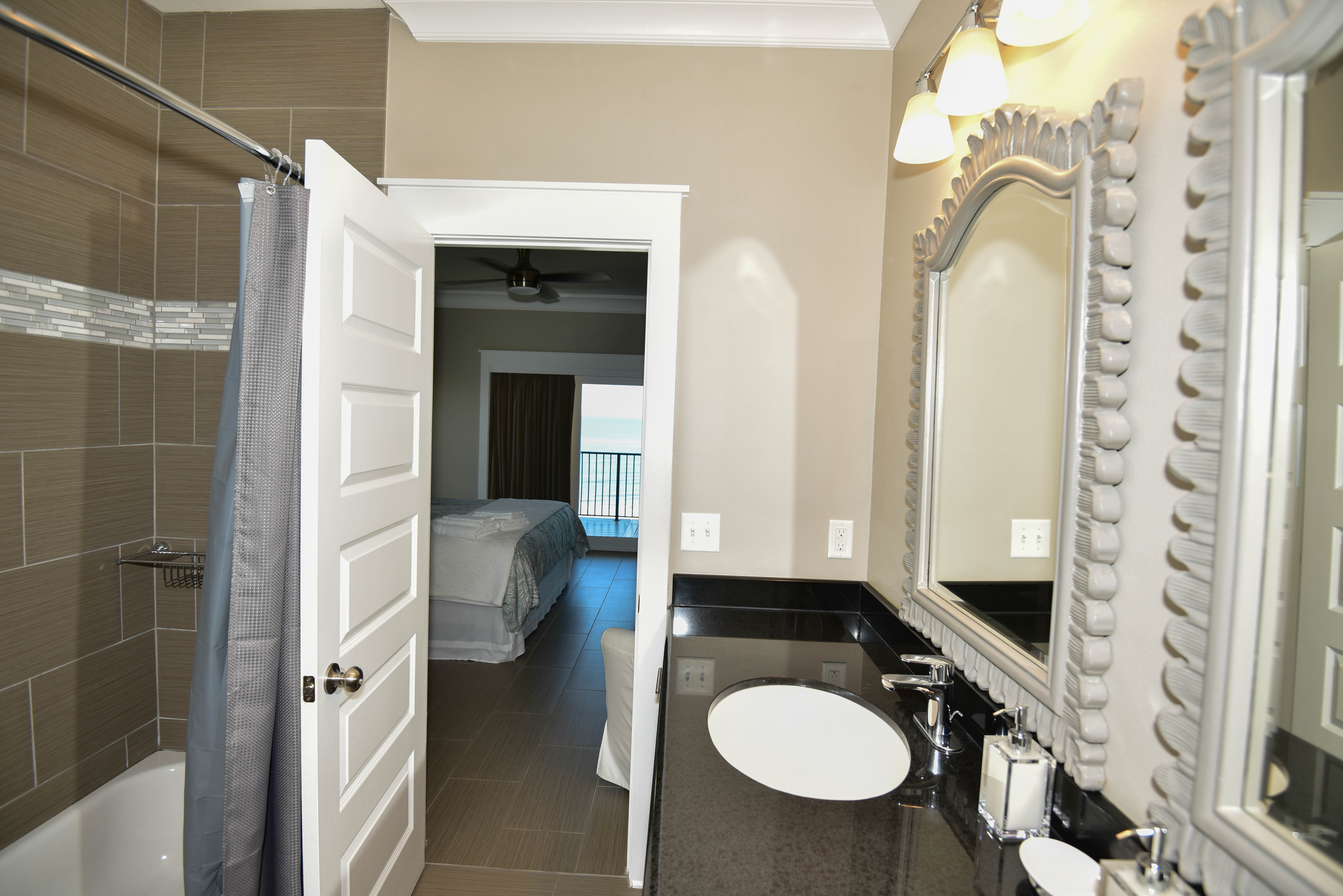 1 0F 4 MIRRORED KING EN-SUITE DOUBLE VANITY (8 FT) TUB/SHOWER COMBO BATH ROOMS