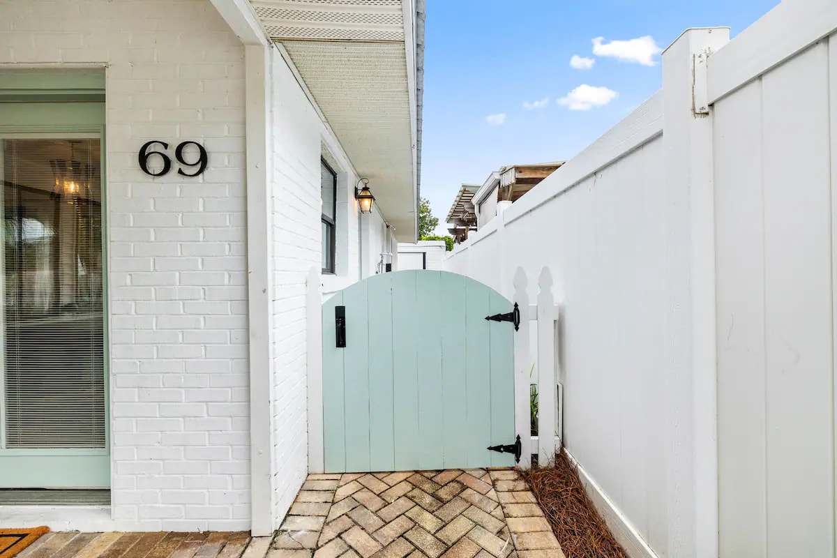 Side gat to the outdoor shower 