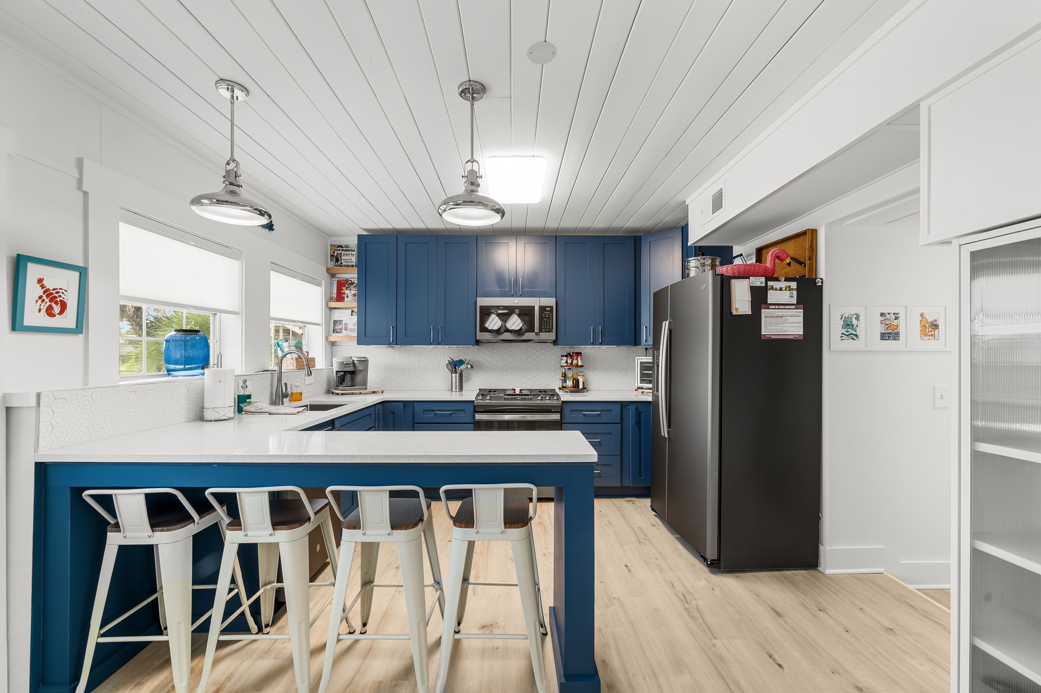 Fully stocked kitchen w/ quartz counters &amp; stainless appliances