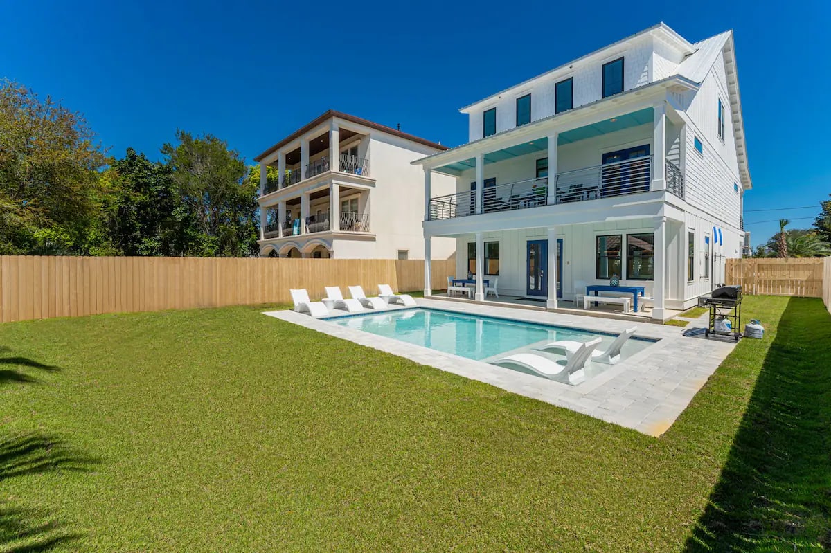 Mariner-8 No need to spend your vacation with strangers at the community pool. Mariner offers a private pool with spacious, fully fenced back yard.