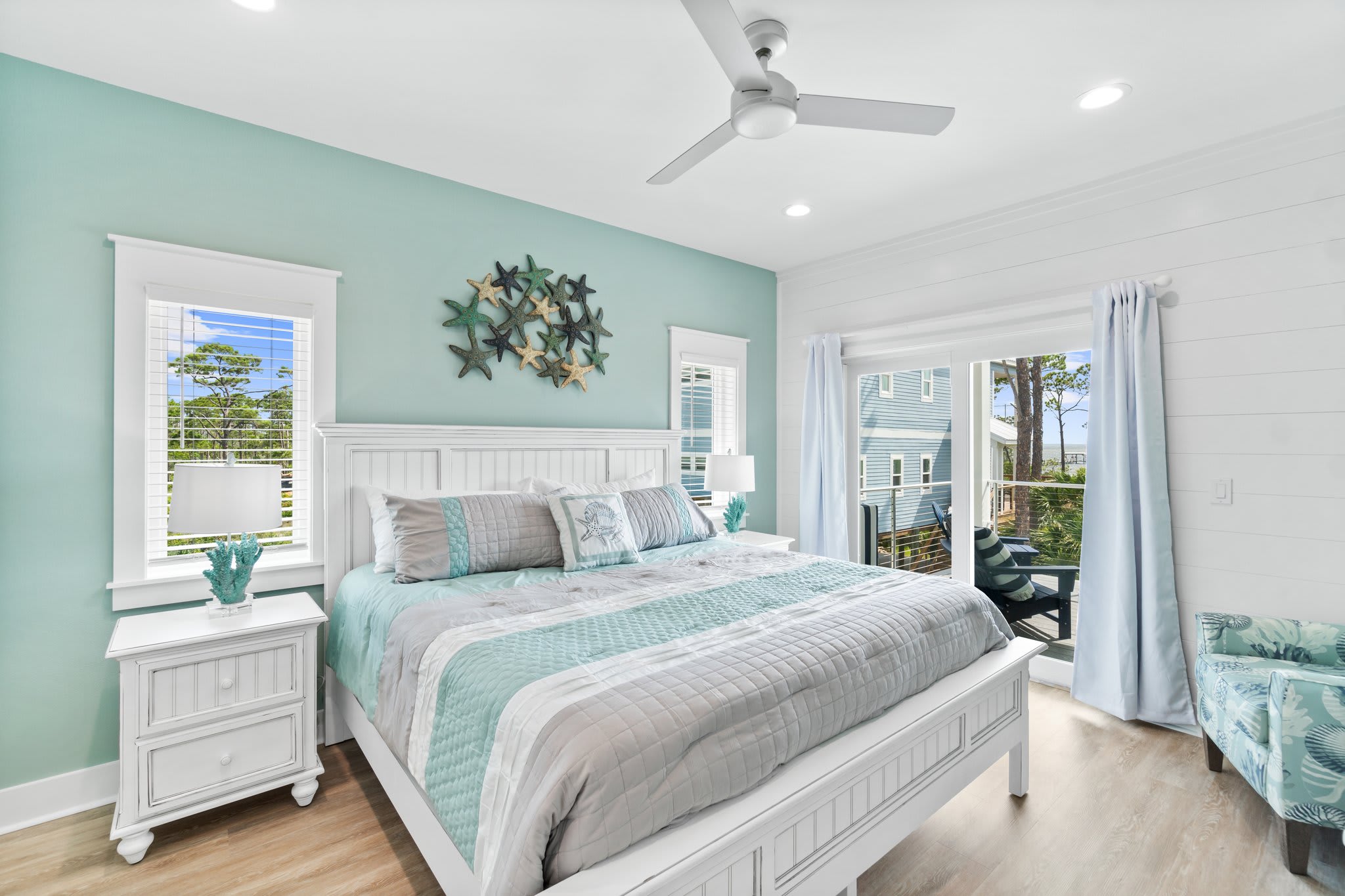 2 level King Suite on North side facing the bay!