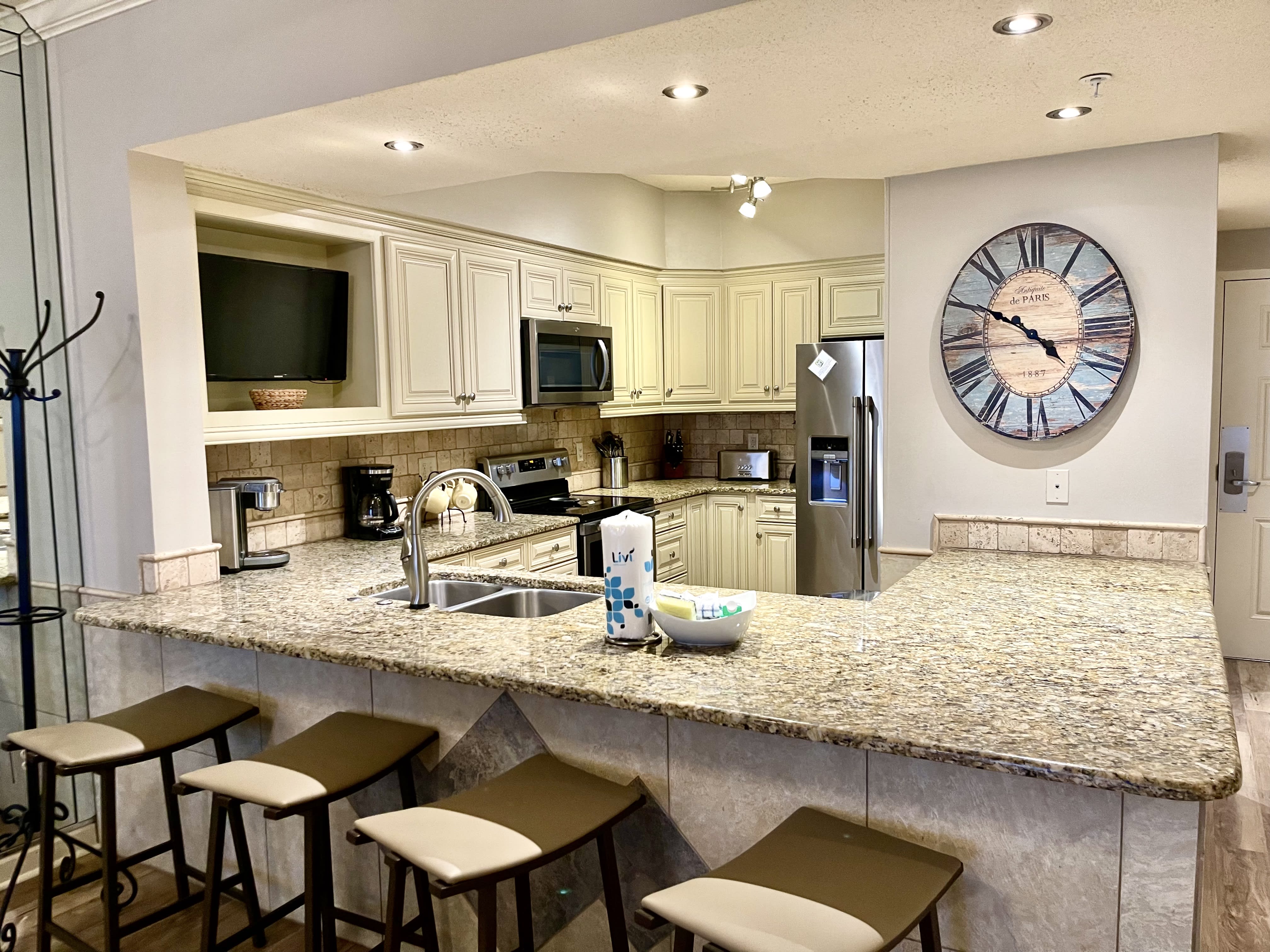 Kitchen Area/Bar with flat screen TV