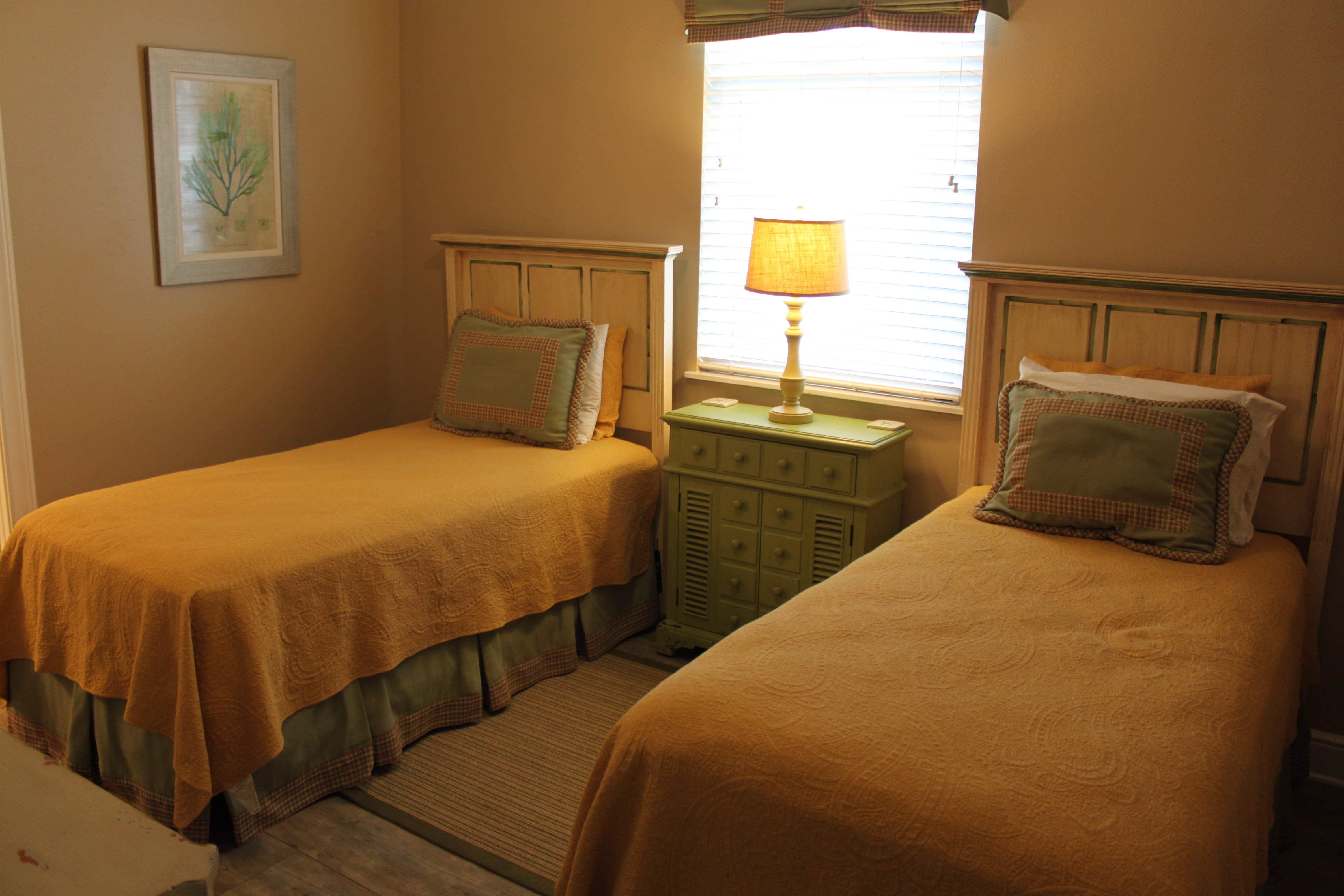 Twin bedroom: even these are Serta Perfect Sleepers