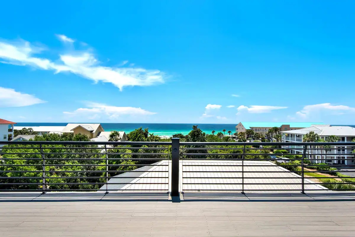 Vista-4 Stunning ocean views from Vista's 4th story rooftop deck.