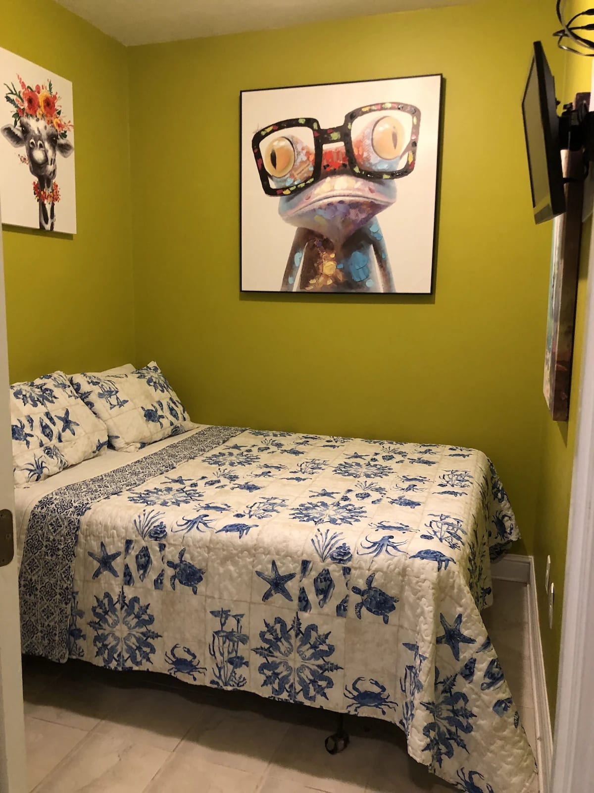 Small second bedroom with queen mattress