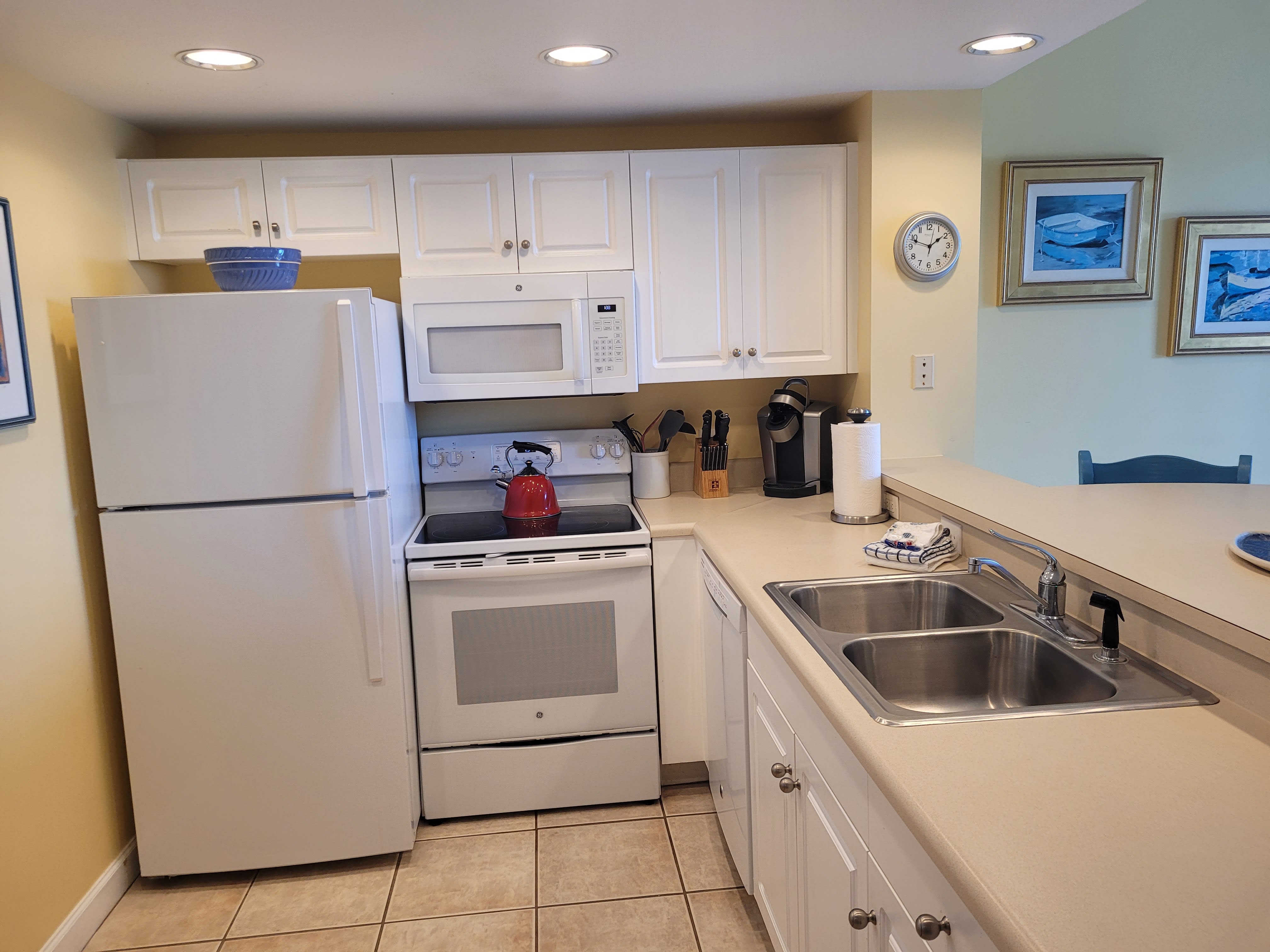 Fully Equipped Kitchen-dishwasher, fridge with icemaker, and smooth top range