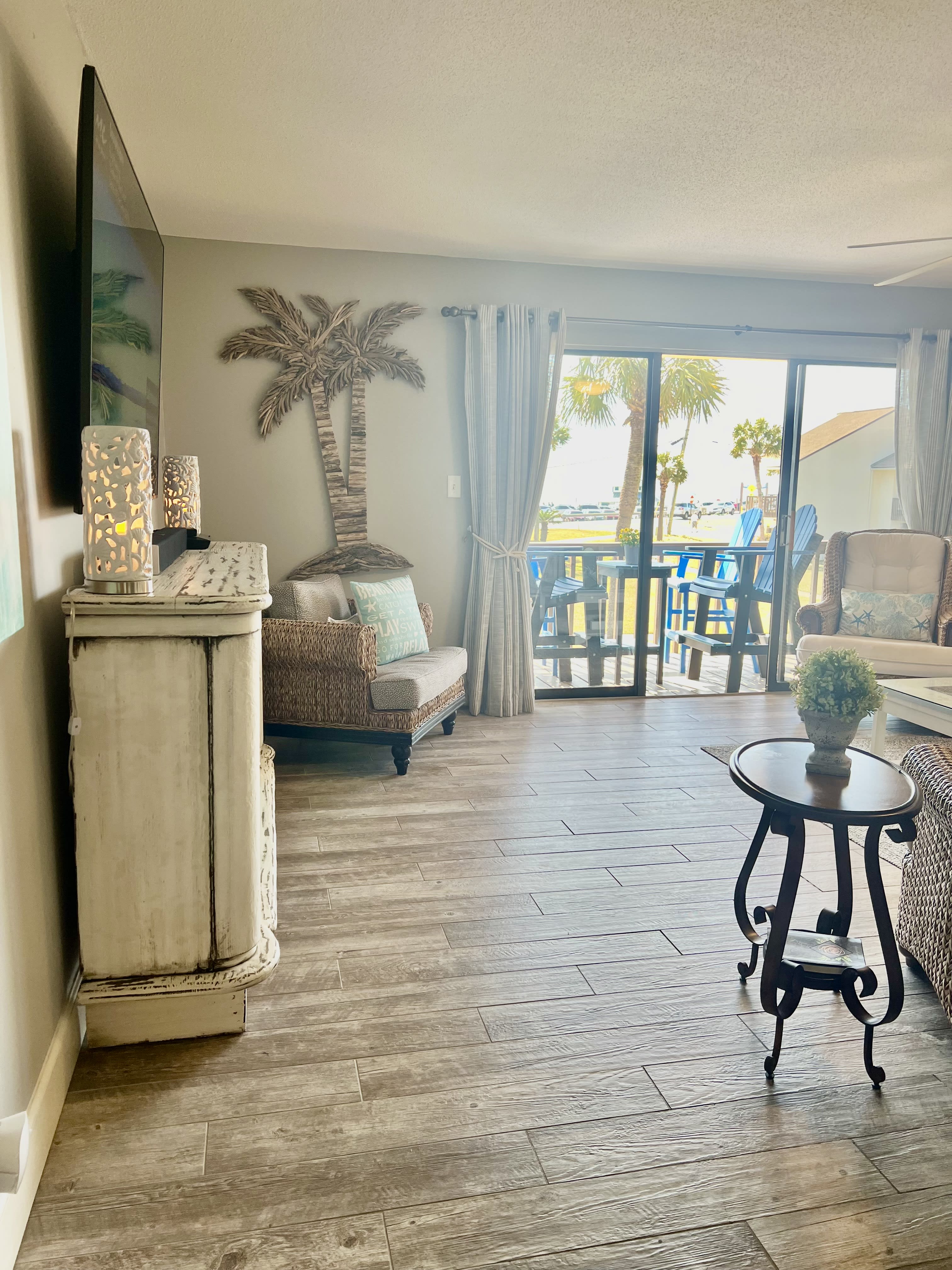 Living room and balcony where you have an unobstructed gulf view.