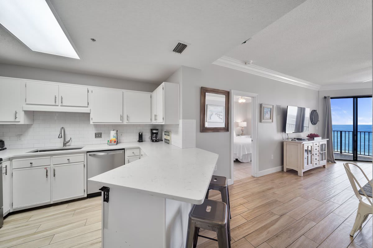 Full Kitchen (door to Bedroom 1)