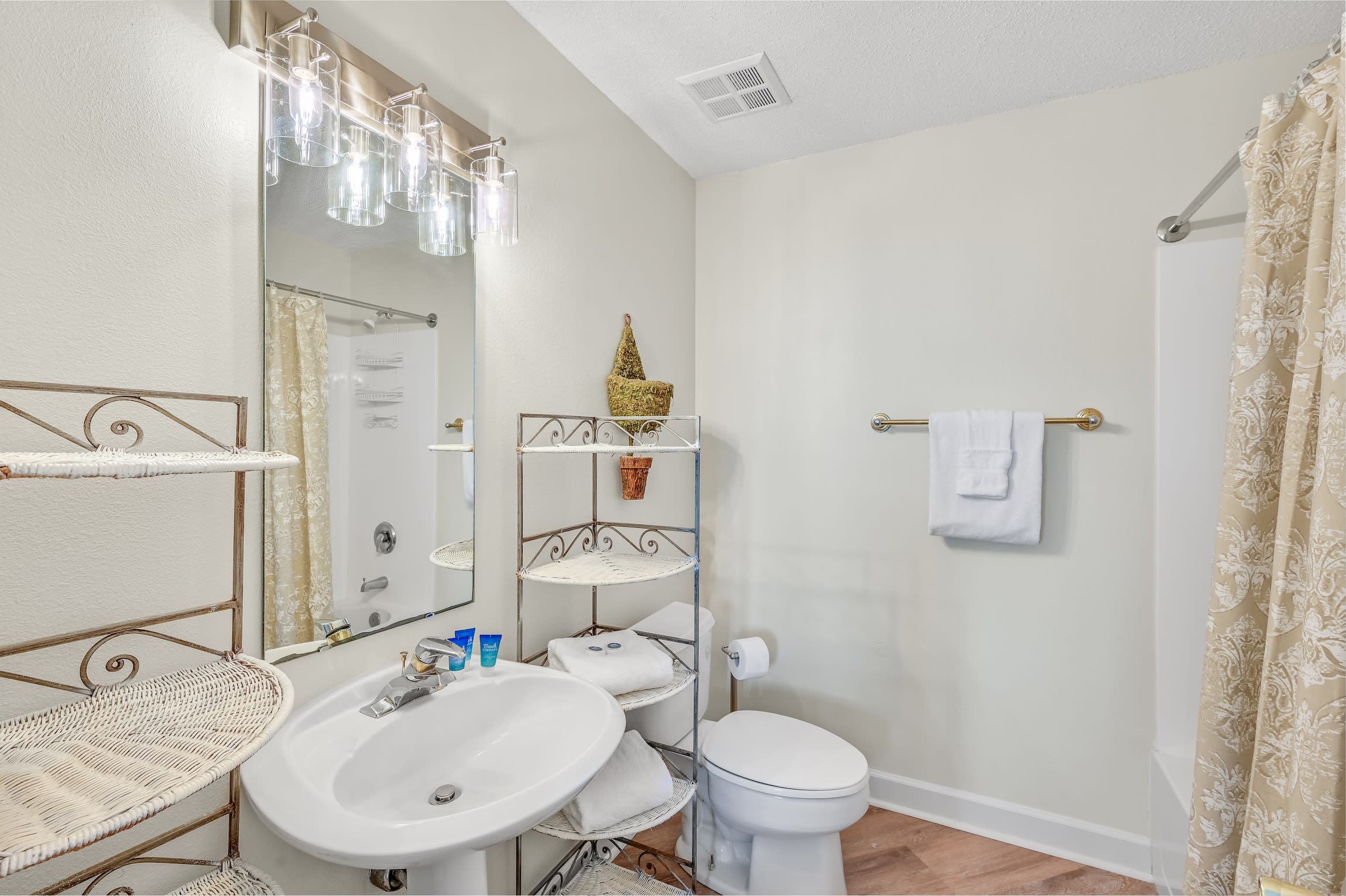 Queen bedroom private full bath