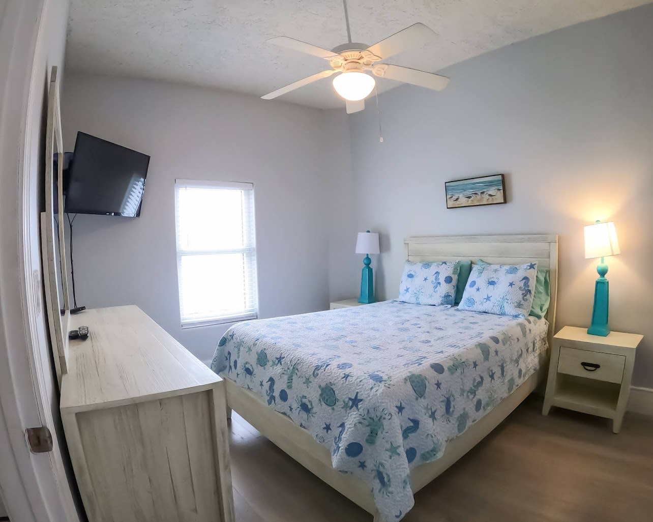 2nd Bedroom (Queen Bed) with Bay View &amp; Private Bathroom