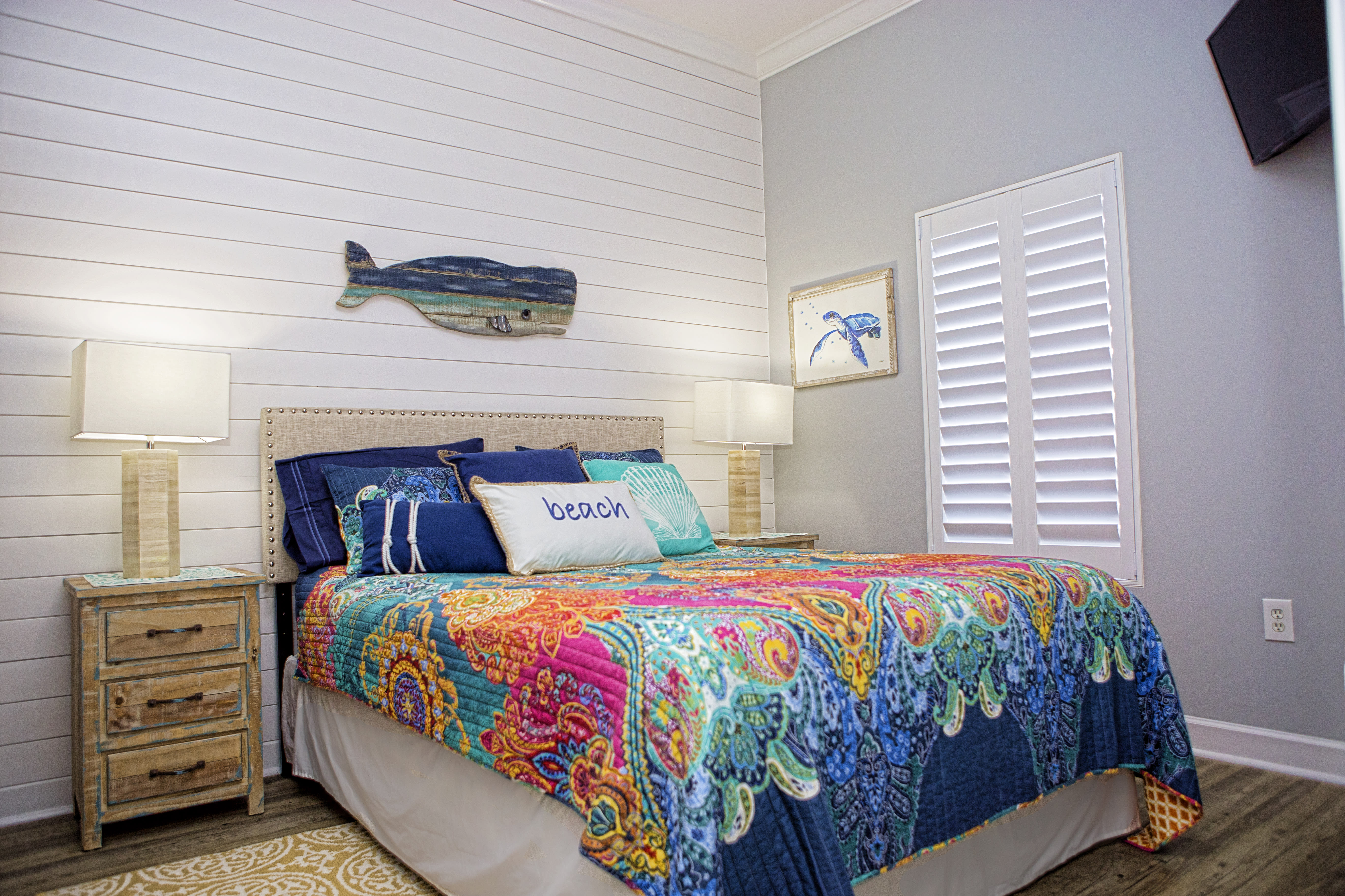 Queen Size Bedroom with Smart TV and Shared Bath